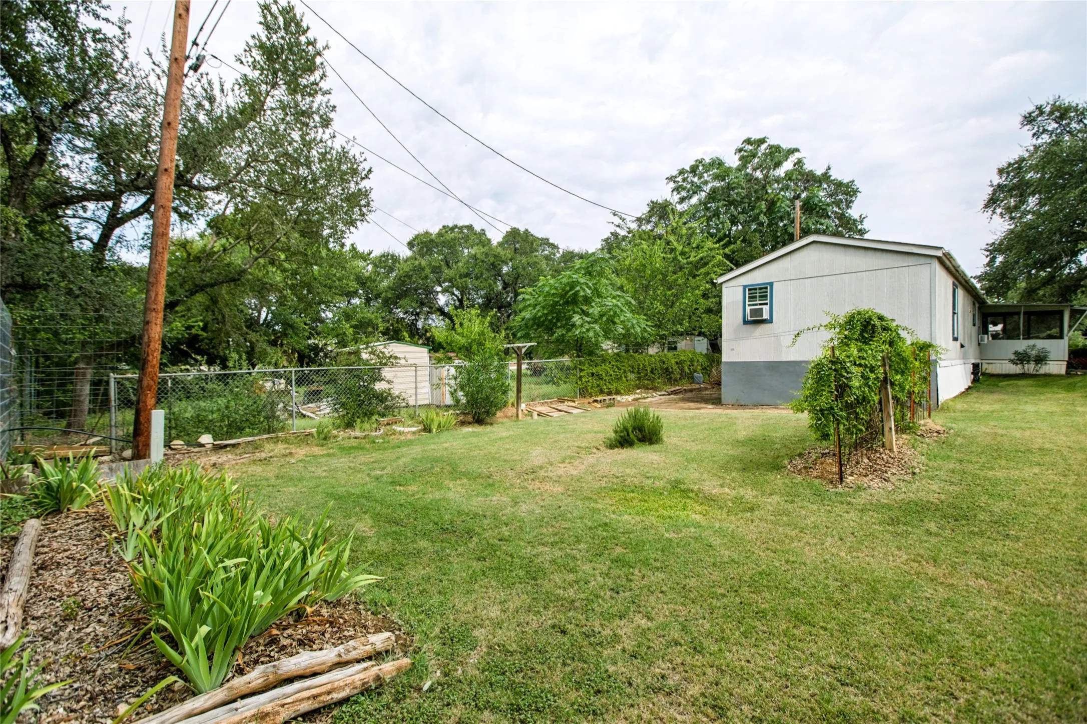 Mobile Home For Sale in Mc Lennan County , 531 River Park Road, Waco, Texas 76657, 2 Bedroom, 2 Bathroom, Garage spaces, 1,056 Sqft, built in 1996, mls#21350938, Real Estate Agent in Waco, Homes For Sale in Mc Lennan county, Homes For Sale in Waco, Realtor in Waco Texas, Real Estate Brokerage Independent Realty Texas, Luminita Cordes Realtor