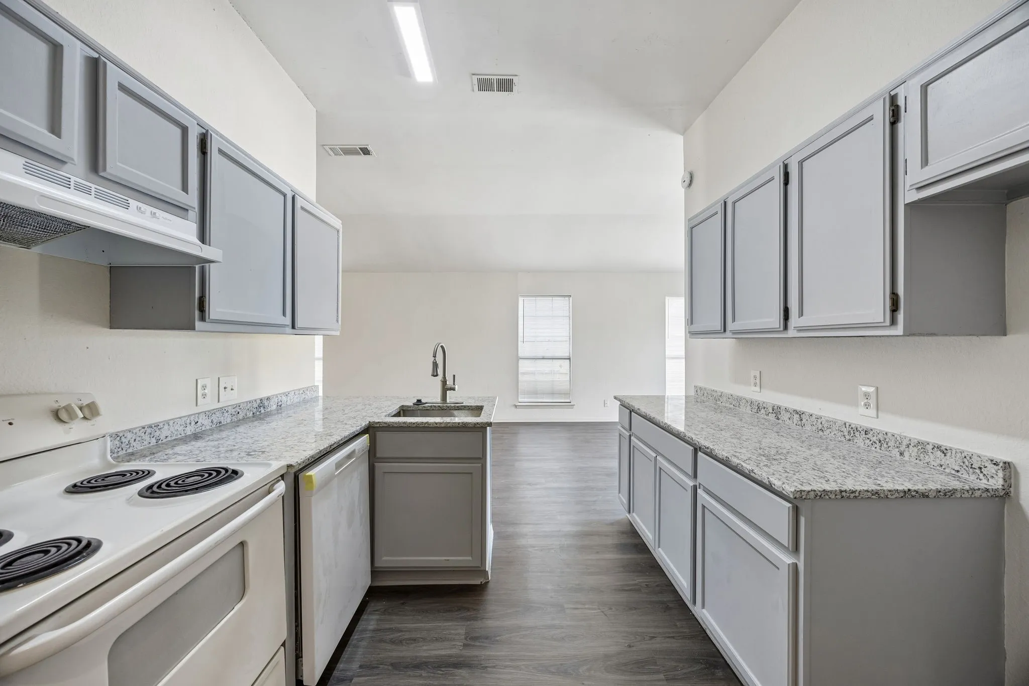 Single Family Residence For Sale in Tarrant County , 1041 Tennessee Trail, Arlington, Texas 76017, 3 Bedroom, 2 Bathroom, Garage spaces, 1,324 Sqft, built in 1987, mls#21345761, Real Estate Agent in Arlington, Homes For Sale in Tarrant county, Homes For Sale in Arlington, Realtor in Arlington Texas, Real Estate Brokerage Independent Realty Texas, Luminita Cordes Realtor