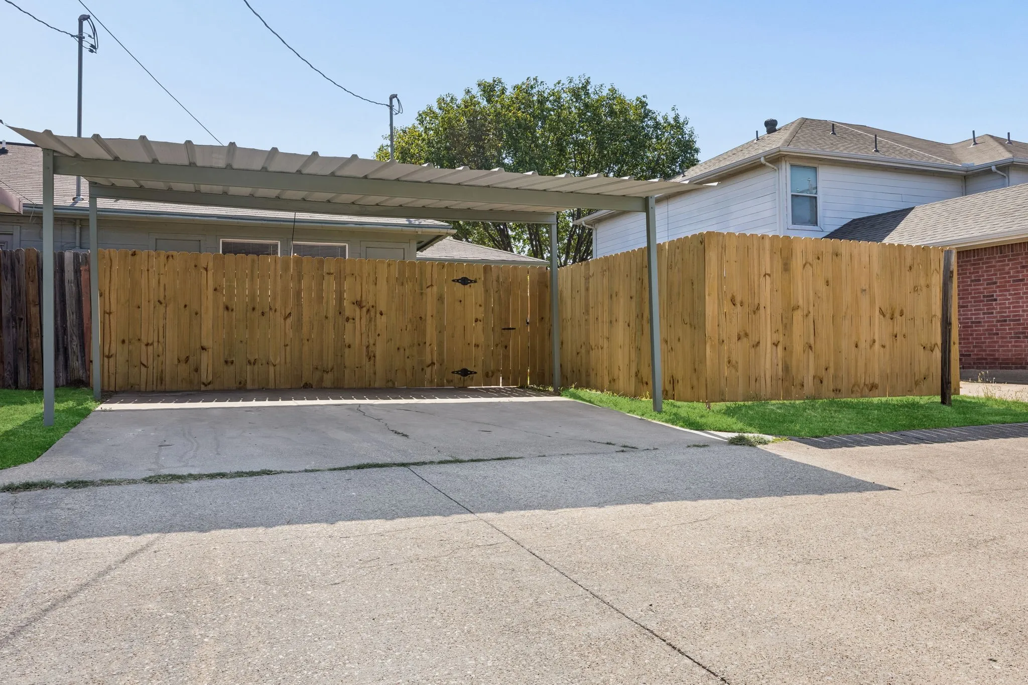 Single Family Residence For Sale in Tarrant County , 1041 Tennessee Trail, Arlington, Texas 76017, 3 Bedroom, 2 Bathroom, Garage spaces, 1,324 Sqft, built in 1987, mls#21345761, Real Estate Agent in Arlington, Homes For Sale in Tarrant county, Homes For Sale in Arlington, Realtor in Arlington Texas, Real Estate Brokerage Independent Realty Texas, Luminita Cordes Realtor