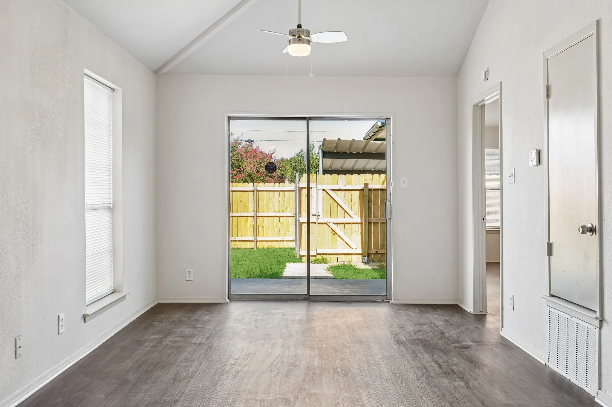 Single Family Residence For Sale in Tarrant County , 1041 Tennessee Trail, Arlington, Texas 76017, 3 Bedroom, 2 Bathroom, Garage spaces, 1,324 Sqft, built in 1987, mls#21345761, Real Estate Agent in Arlington, Homes For Sale in Tarrant county, Homes For Sale in Arlington, Realtor in Arlington Texas, Real Estate Brokerage Independent Realty Texas, Luminita Cordes Realtor