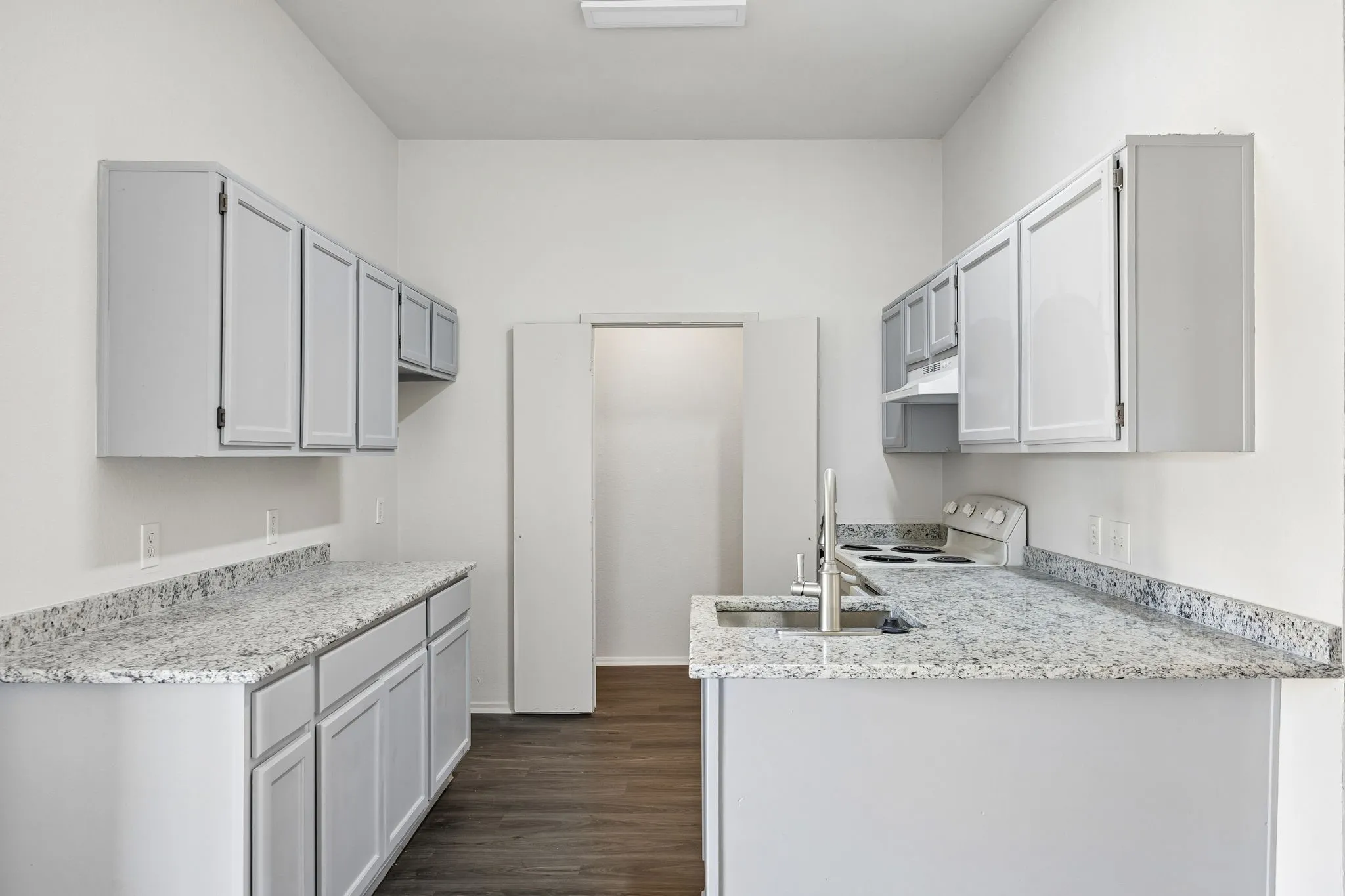 Single Family Residence For Sale in Tarrant County , 1041 Tennessee Trail, Arlington, Texas 76017, 3 Bedroom, 2 Bathroom, Garage spaces, 1,324 Sqft, built in 1987, mls#21345761, Real Estate Agent in Arlington, Homes For Sale in Tarrant county, Homes For Sale in Arlington, Realtor in Arlington Texas, Real Estate Brokerage Independent Realty Texas, Luminita Cordes Realtor