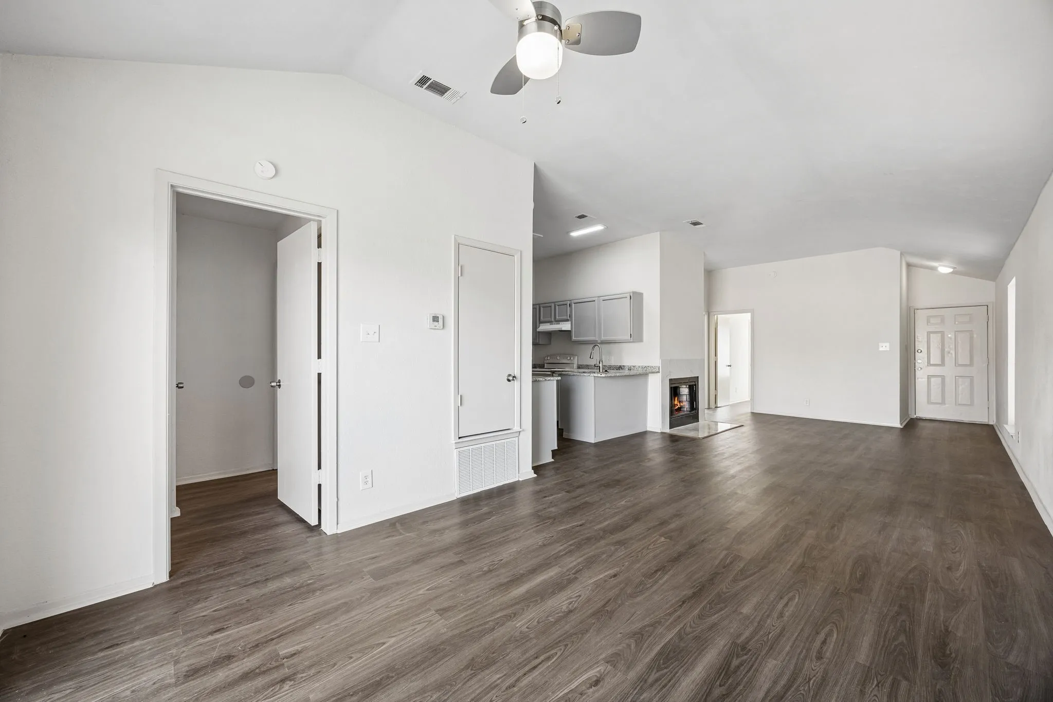 Single Family Residence For Sale in Tarrant County , 1041 Tennessee Trail, Arlington, Texas 76017, 3 Bedroom, 2 Bathroom, Garage spaces, 1,324 Sqft, built in 1987, mls#21345761, Real Estate Agent in Arlington, Homes For Sale in Tarrant county, Homes For Sale in Arlington, Realtor in Arlington Texas, Real Estate Brokerage Independent Realty Texas, Luminita Cordes Realtor