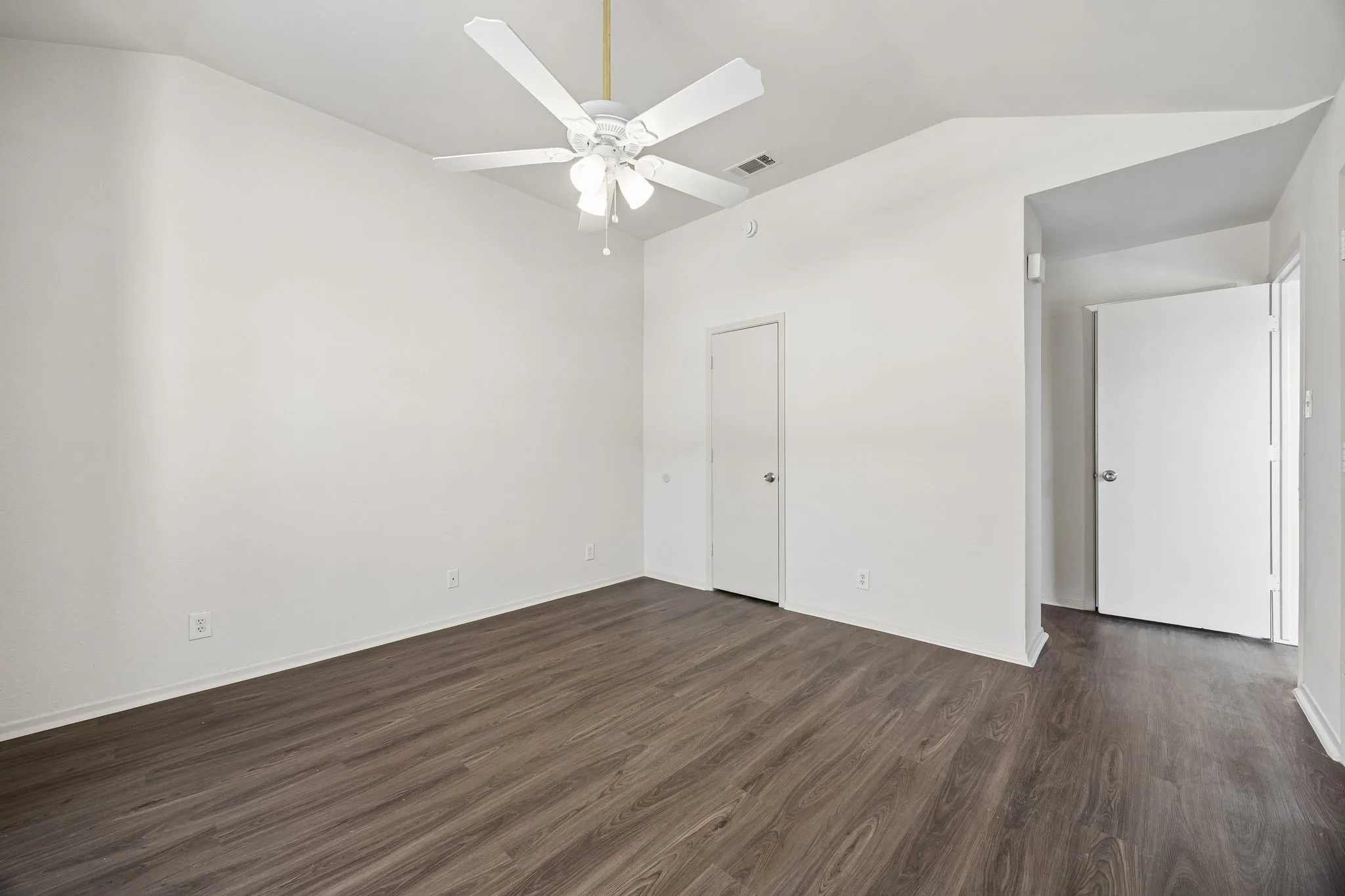 Single Family Residence For Sale in Tarrant County , 1041 Tennessee Trail, Arlington, Texas 76017, 3 Bedroom, 2 Bathroom, Garage spaces, 1,324 Sqft, built in 1987, mls#21345761, Real Estate Agent in Arlington, Homes For Sale in Tarrant county, Homes For Sale in Arlington, Realtor in Arlington Texas, Real Estate Brokerage Independent Realty Texas, Luminita Cordes Realtor