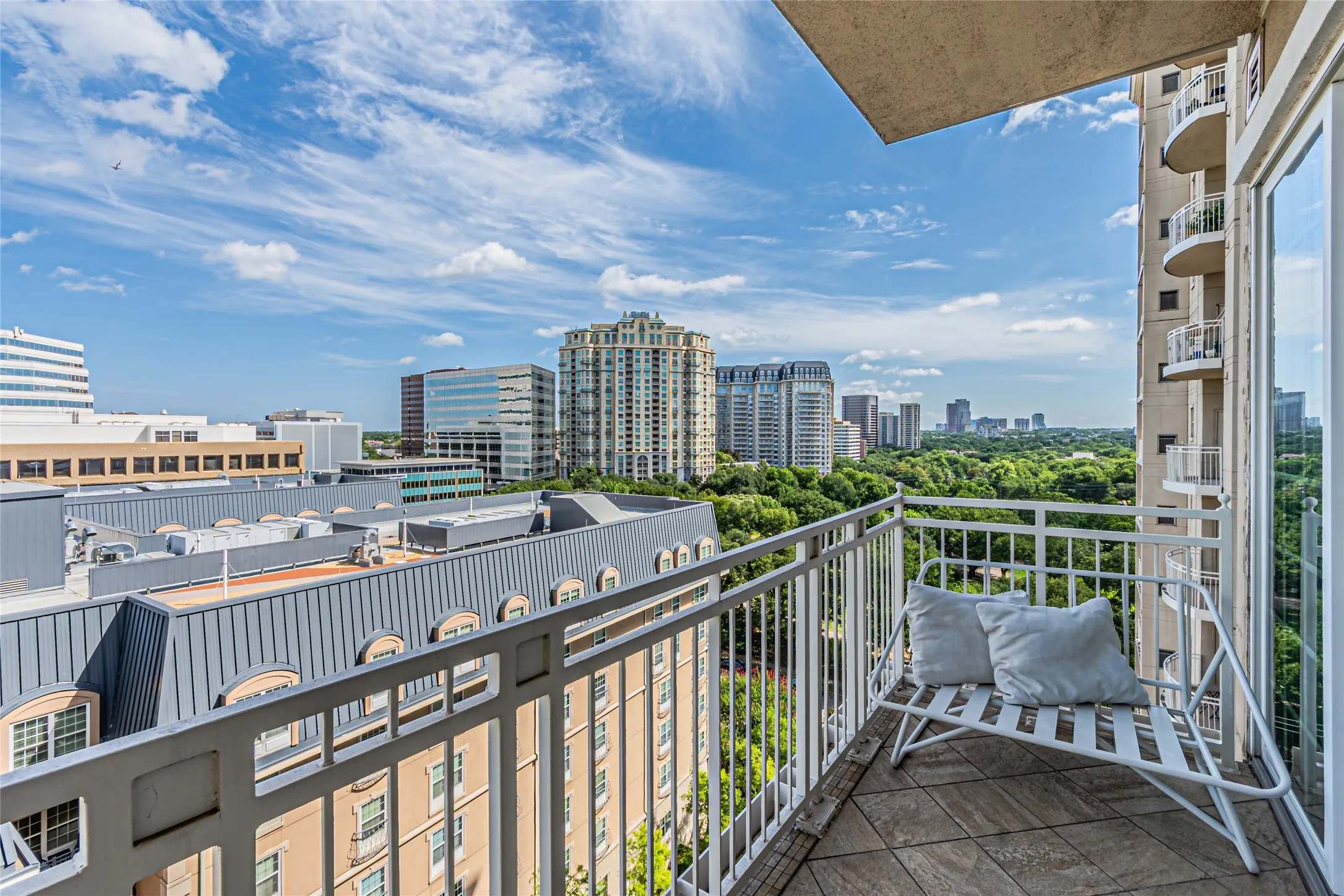 Condominium For Sale in Dallas County , 3225 Turtle Creek Boulevard 1040, Dallas, Texas 75219, 1 Bedroom, 1 Bathroom, 1 Garage spaces, 538 Sqft, built in 1998, mls#21341661, Real Estate Agent in Dallas, Homes For Sale in Dallas county, Homes For Sale in Dallas, Realtor in Dallas Texas, Real Estate Brokerage Independent Realty Texas, Luminita Cordes Realtor