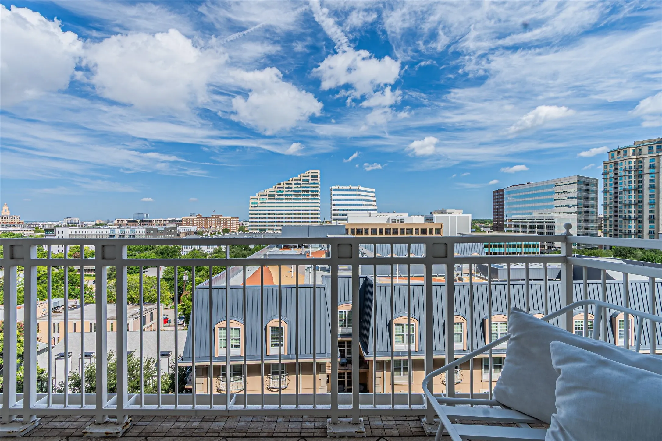 Condominium For Sale in Dallas County , 3225 Turtle Creek Boulevard 1040, Dallas, Texas 75219, 1 Bedroom, 1 Bathroom, 1 Garage spaces, 538 Sqft, built in 1998, mls#21341661, Real Estate Agent in Dallas, Homes For Sale in Dallas county, Homes For Sale in Dallas, Realtor in Dallas Texas, Real Estate Brokerage Independent Realty Texas, Luminita Cordes Realtor
