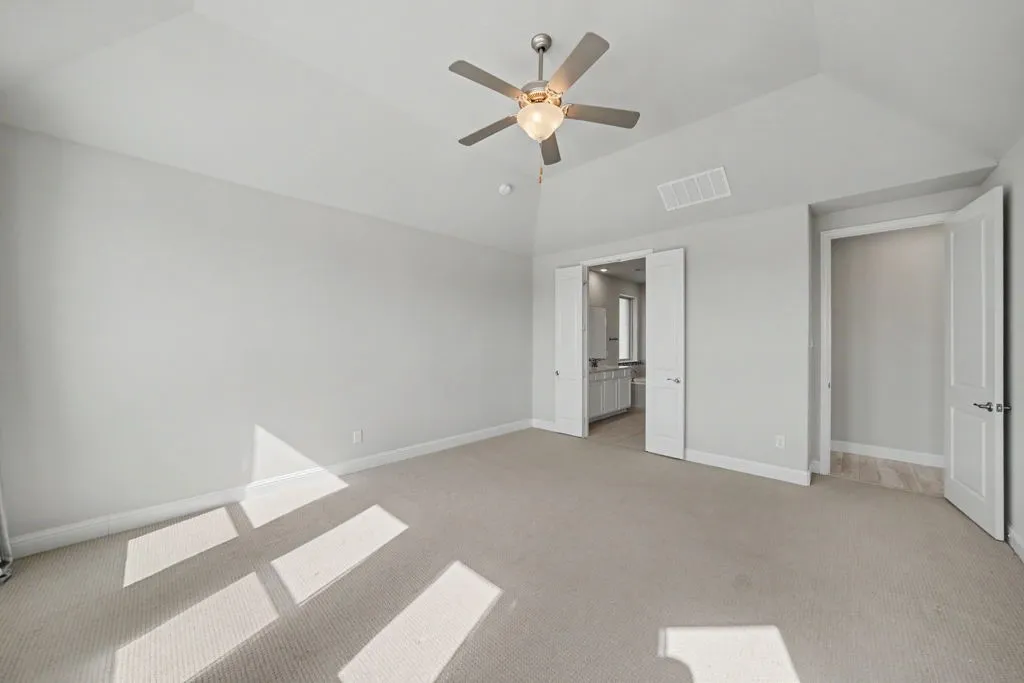 Vaulted ceiling with an attached ceiling fan and light fixture