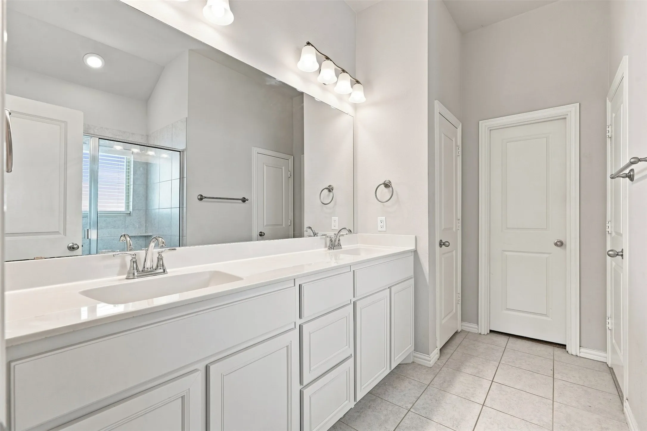 Dual vanity with integrated sinks and white cabinetry