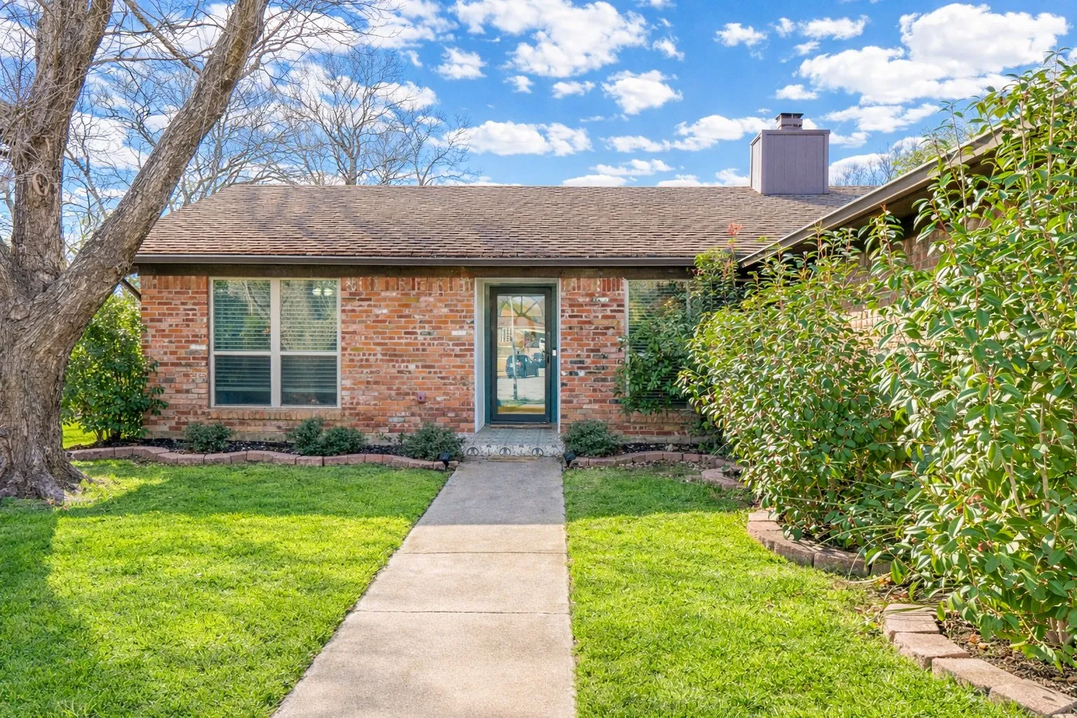 Single Family Residence For Rent in Tarrant County , 2413 Meadow Court, Bedford, Texas 76021, 3 Bedrooms, 2 Bathrooms, Garage spaces, 1,834 Sqft, built in 1981, Price $5,900, mls#21350950, Real Estate Agent in Bedford, Homes For Rent in Tarrant county, Homes For Rent in Bedford, Realtor in Bedford Texas, Real Estate Brokerage Independent Realty Texas, Luminita Cordes Realtor