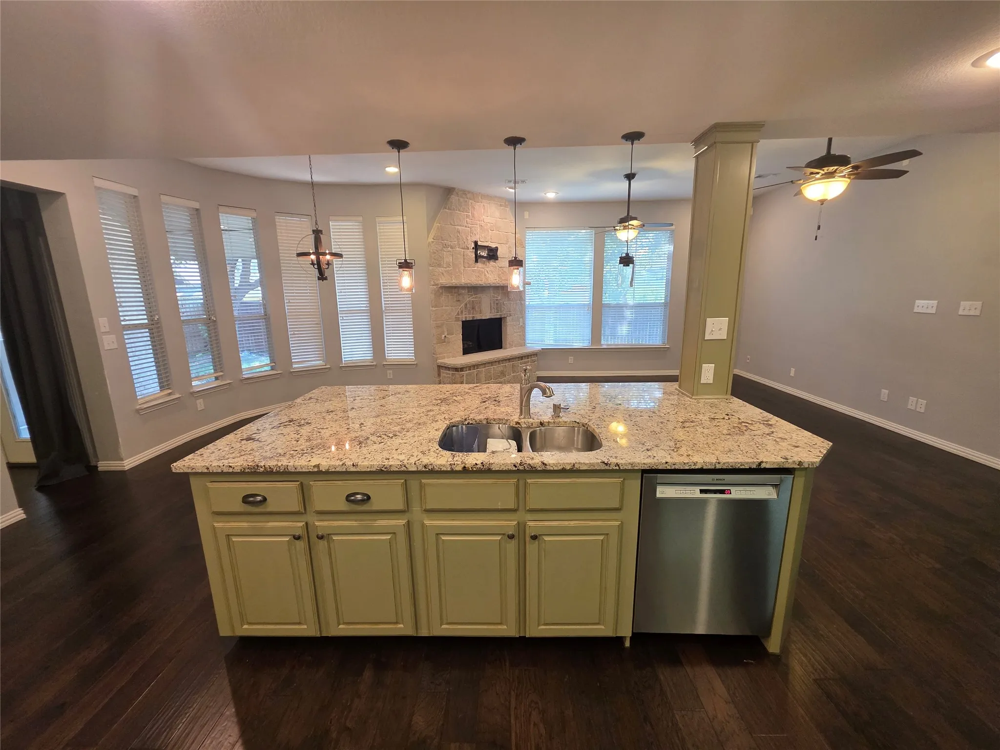 Single Family Residence For Rent in Tarrant County , 2717 Cliffwood Drive, Grapevine, Texas 76051, 4 Bedroom, 3 Bathroom, 3 Garage spaces, 2,502 Sqft, built in 2000, mls#21347889, Real Estate Agent in Grapevine, Homes For Rent in Tarrant county, Homes For Rent in Grapevine, Realtor in Grapevine Texas, Real Estate Brokerage Independent Realty Texas, Luminita Cordes Realtor
