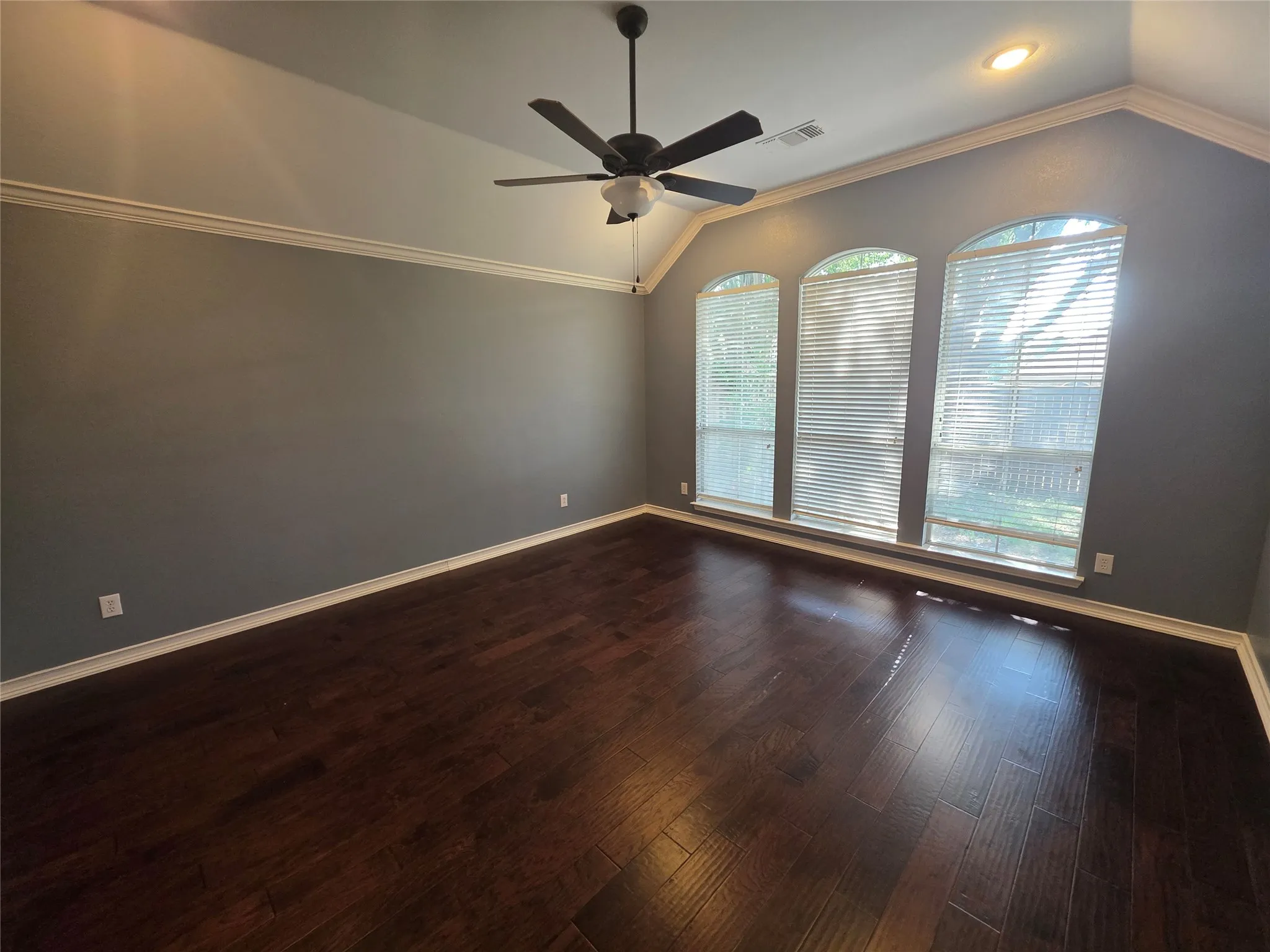 Single Family Residence For Rent in Tarrant County , 2717 Cliffwood Drive, Grapevine, Texas 76051, 4 Bedroom, 3 Bathroom, 3 Garage spaces, 2,502 Sqft, built in 2000, mls#21347889, Real Estate Agent in Grapevine, Homes For Rent in Tarrant county, Homes For Rent in Grapevine, Realtor in Grapevine Texas, Real Estate Brokerage Independent Realty Texas, Luminita Cordes Realtor