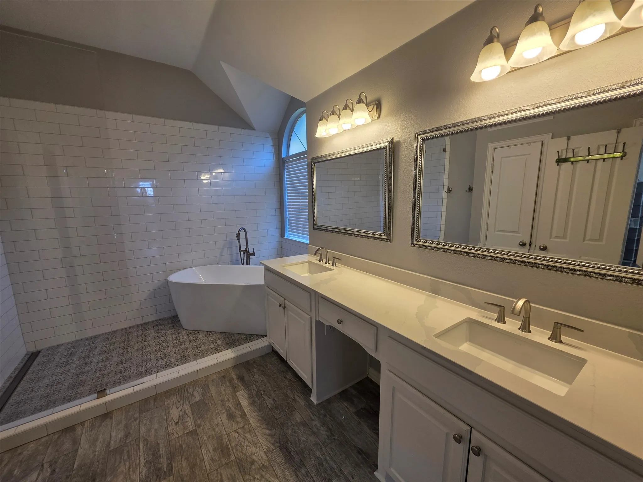 Single Family Residence For Rent in Tarrant County , 2717 Cliffwood Drive, Grapevine, Texas 76051, 4 Bedroom, 3 Bathroom, 3 Garage spaces, 2,502 Sqft, built in 2000, mls#21347889, Real Estate Agent in Grapevine, Homes For Rent in Tarrant county, Homes For Rent in Grapevine, Realtor in Grapevine Texas, Real Estate Brokerage Independent Realty Texas, Luminita Cordes Realtor