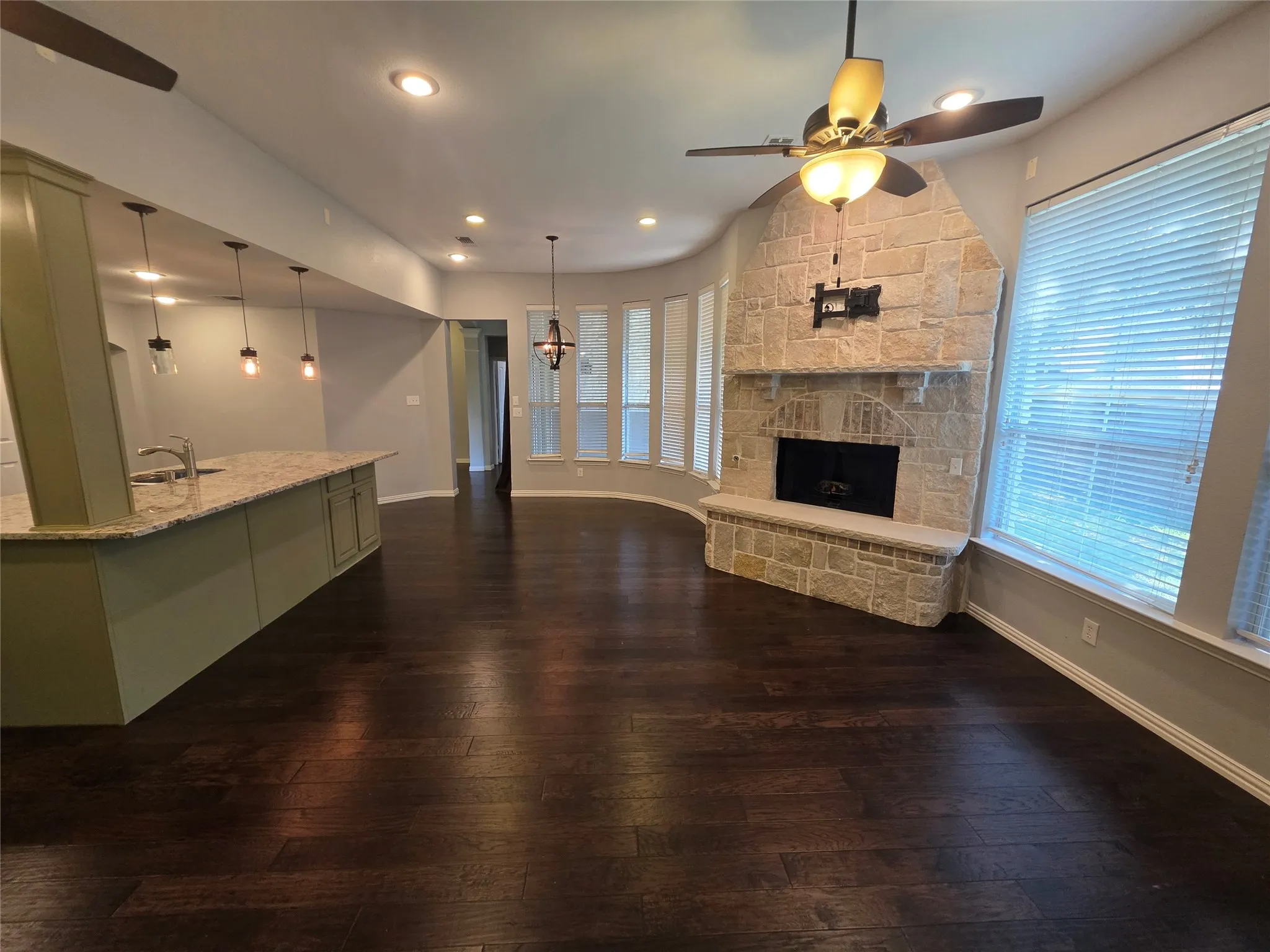 Single Family Residence For Rent in Tarrant County , 2717 Cliffwood Drive, Grapevine, Texas 76051, 4 Bedroom, 3 Bathroom, 3 Garage spaces, 2,502 Sqft, built in 2000, mls#21347889, Real Estate Agent in Grapevine, Homes For Rent in Tarrant county, Homes For Rent in Grapevine, Realtor in Grapevine Texas, Real Estate Brokerage Independent Realty Texas, Luminita Cordes Realtor