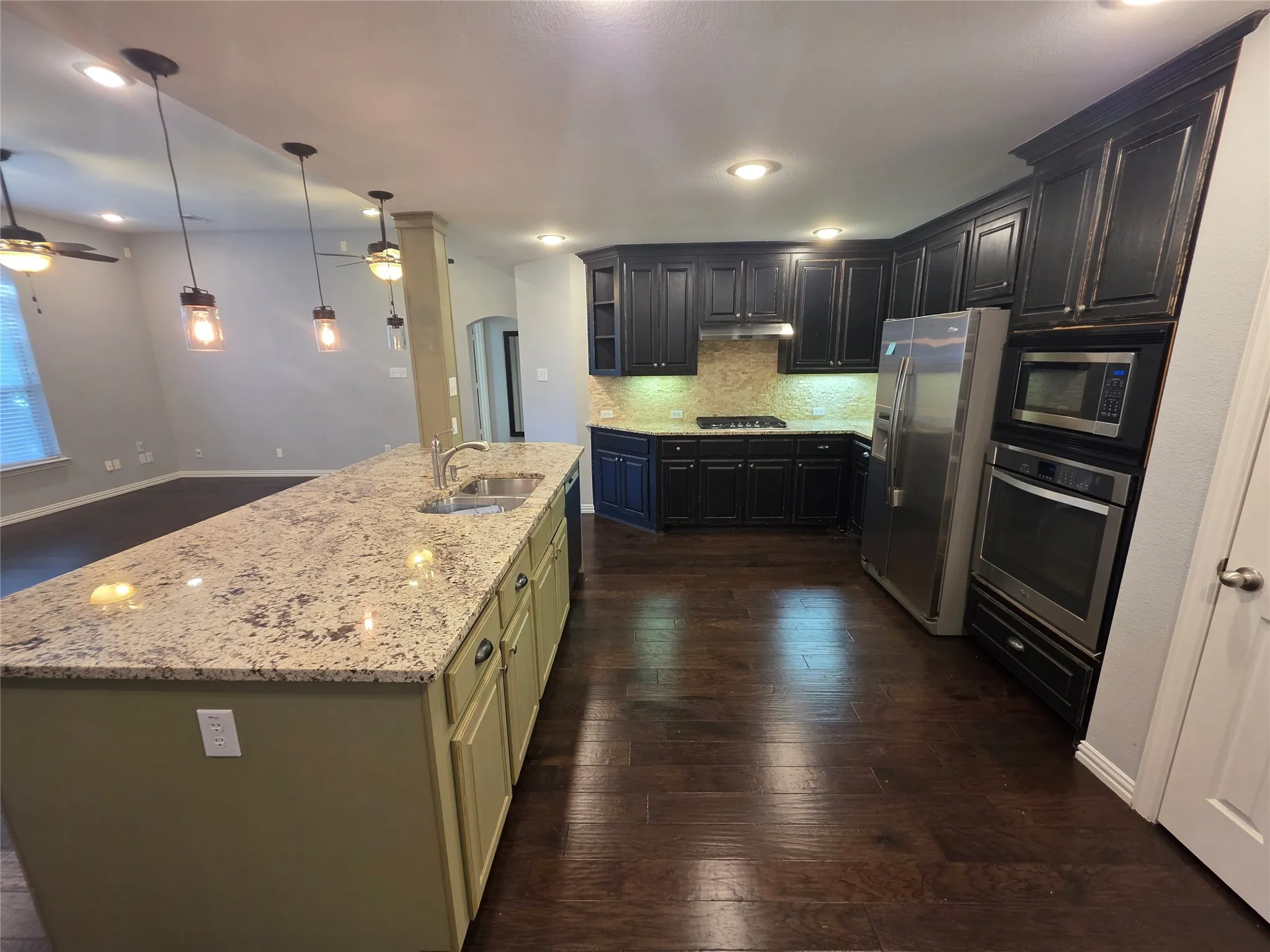 Single Family Residence For Rent in Tarrant County , 2717 Cliffwood Drive, Grapevine, Texas 76051, 4 Bedroom, 3 Bathroom, 3 Garage spaces, 2,502 Sqft, built in 2000, mls#21347889, Real Estate Agent in Grapevine, Homes For Rent in Tarrant county, Homes For Rent in Grapevine, Realtor in Grapevine Texas, Real Estate Brokerage Independent Realty Texas, Luminita Cordes Realtor