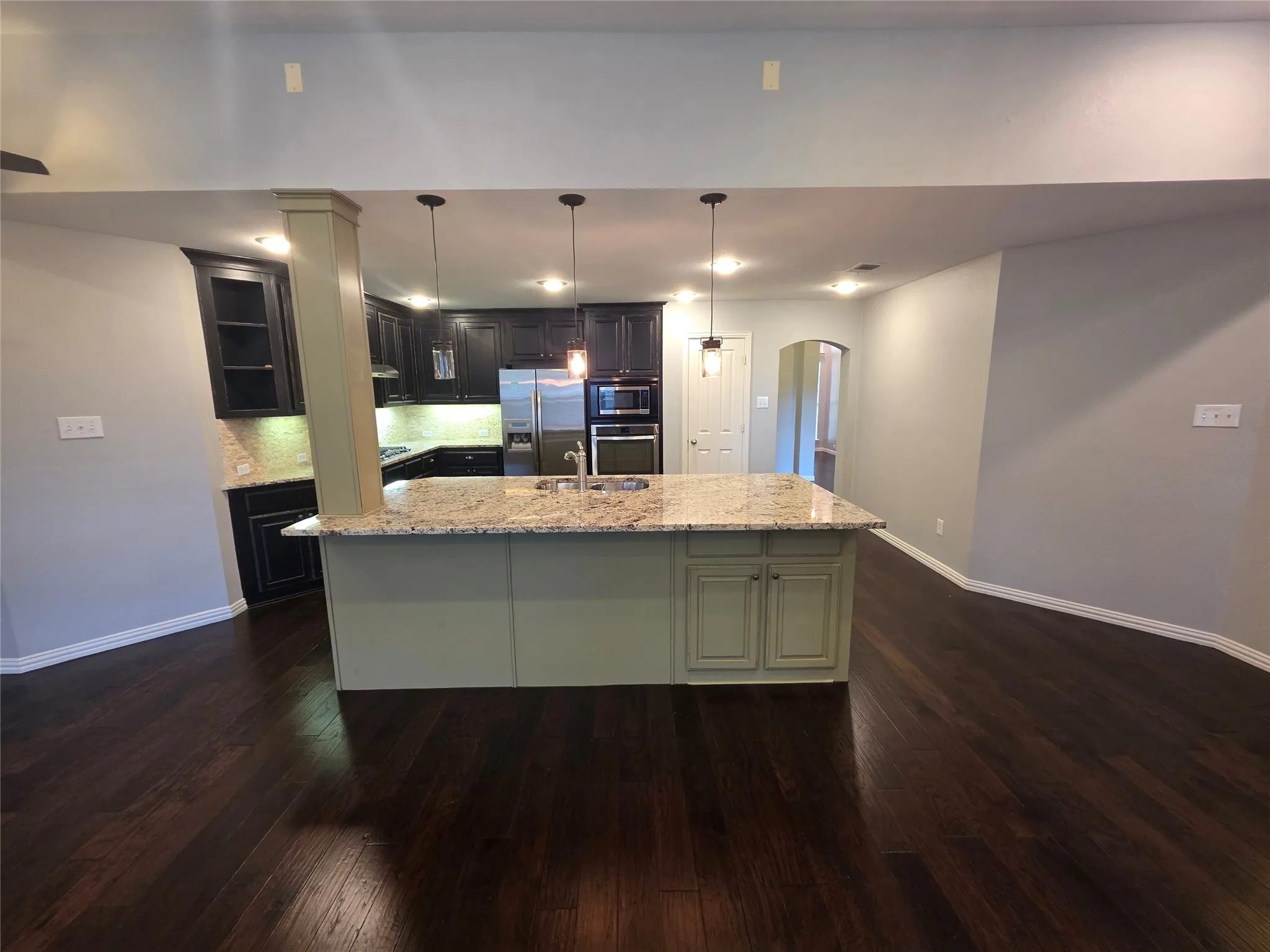 Single Family Residence For Rent in Tarrant County , 2717 Cliffwood Drive, Grapevine, Texas 76051, 4 Bedroom, 3 Bathroom, 3 Garage spaces, 2,502 Sqft, built in 2000, mls#21347889, Real Estate Agent in Grapevine, Homes For Rent in Tarrant county, Homes For Rent in Grapevine, Realtor in Grapevine Texas, Real Estate Brokerage Independent Realty Texas, Luminita Cordes Realtor