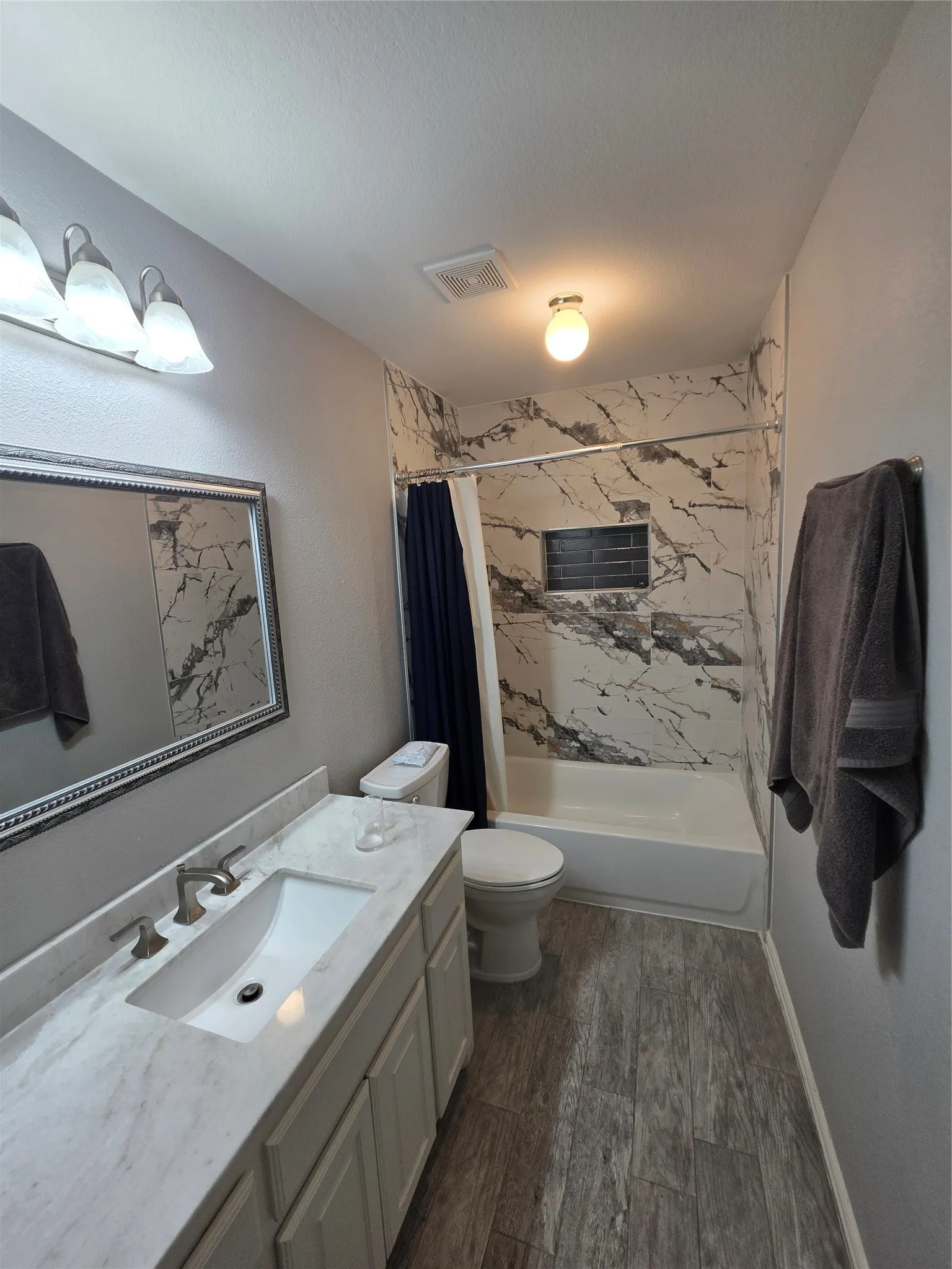 Single Family Residence For Rent in Tarrant County , 2717 Cliffwood Drive, Grapevine, Texas 76051, 4 Bedroom, 3 Bathroom, 3 Garage spaces, 2,502 Sqft, built in 2000, mls#21347889, Real Estate Agent in Grapevine, Homes For Rent in Tarrant county, Homes For Rent in Grapevine, Realtor in Grapevine Texas, Real Estate Brokerage Independent Realty Texas, Luminita Cordes Realtor