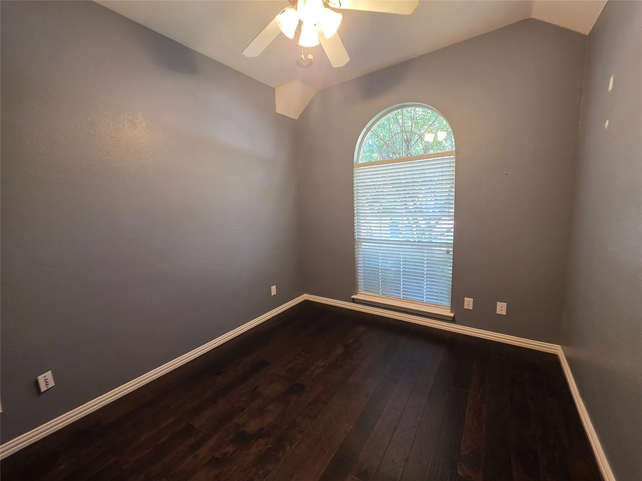 Single Family Residence For Rent in Tarrant County , 2717 Cliffwood Drive, Grapevine, Texas 76051, 4 Bedroom, 3 Bathroom, 3 Garage spaces, 2,502 Sqft, built in 2000, mls#21347889, Real Estate Agent in Grapevine, Homes For Rent in Tarrant county, Homes For Rent in Grapevine, Realtor in Grapevine Texas, Real Estate Brokerage Independent Realty Texas, Luminita Cordes Realtor
