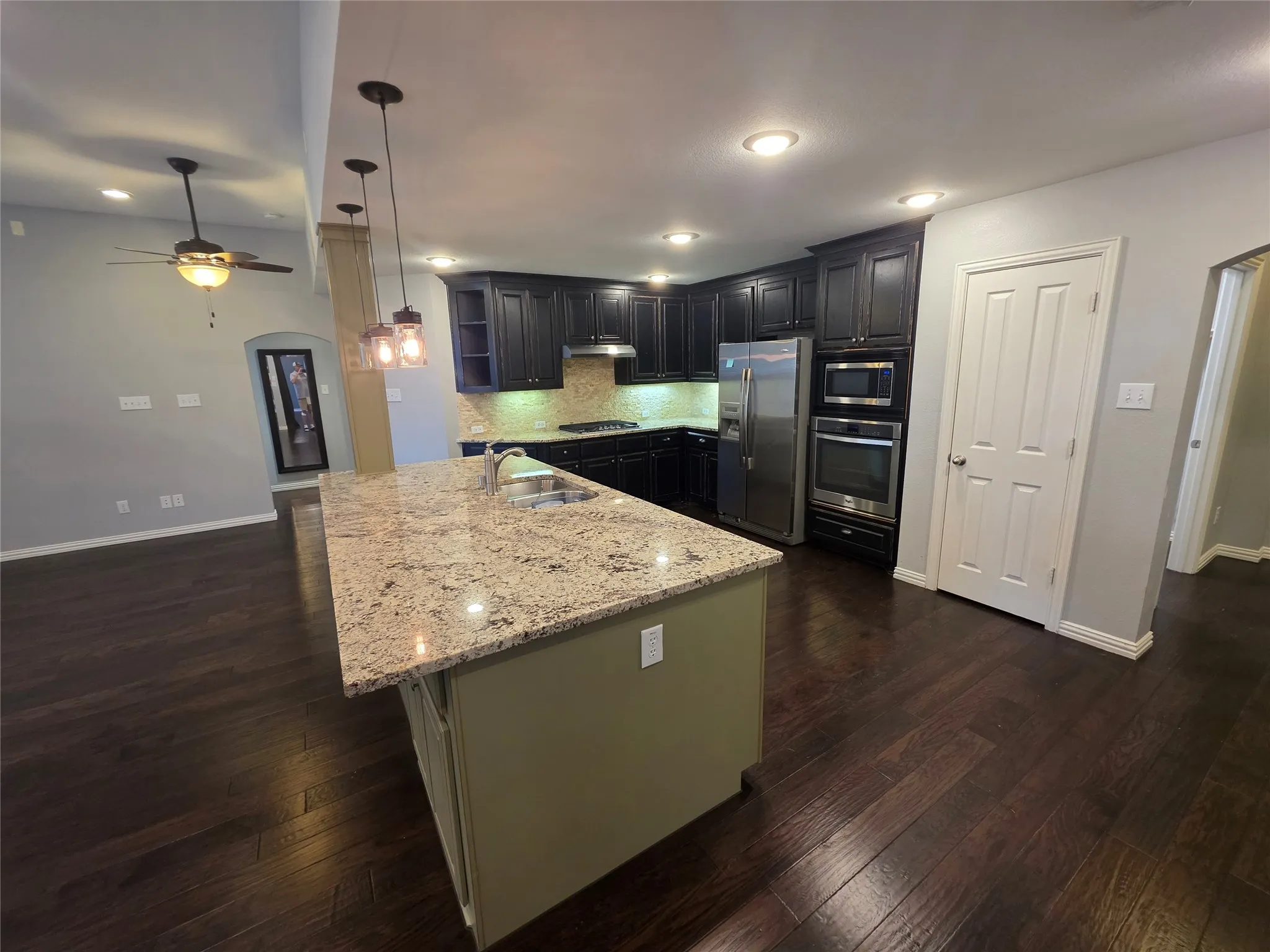 Single Family Residence For Rent in Tarrant County , 2717 Cliffwood Drive, Grapevine, Texas 76051, 4 Bedroom, 3 Bathroom, 3 Garage spaces, 2,502 Sqft, built in 2000, mls#21347889, Real Estate Agent in Grapevine, Homes For Rent in Tarrant county, Homes For Rent in Grapevine, Realtor in Grapevine Texas, Real Estate Brokerage Independent Realty Texas, Luminita Cordes Realtor