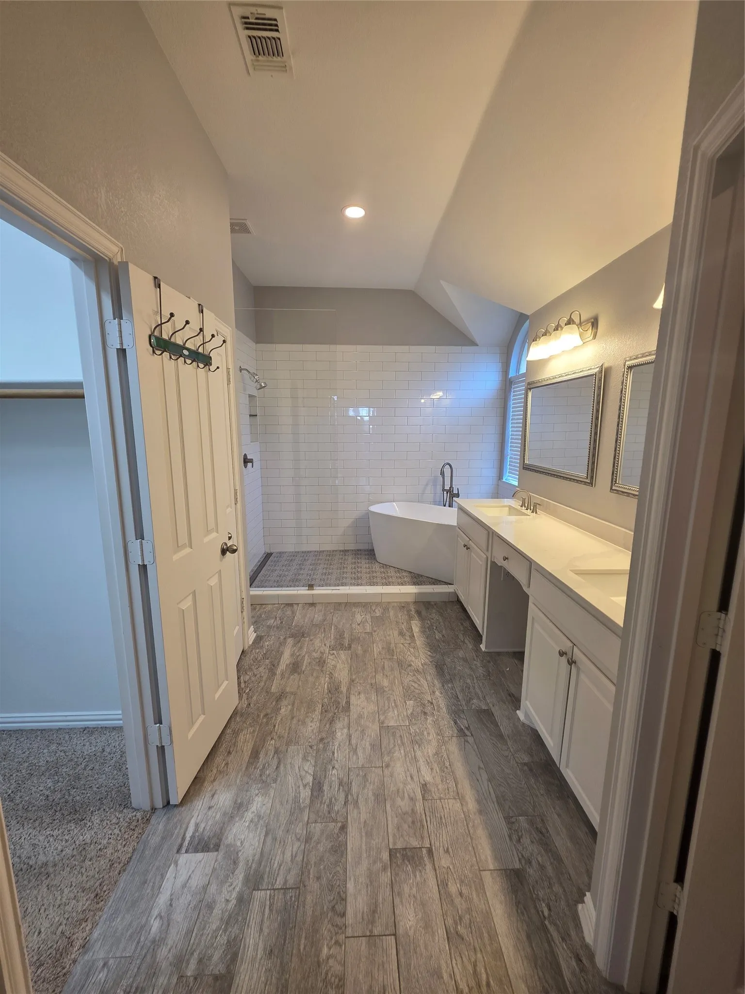 Single Family Residence For Rent in Tarrant County , 2717 Cliffwood Drive, Grapevine, Texas 76051, 4 Bedroom, 3 Bathroom, 3 Garage spaces, 2,502 Sqft, built in 2000, mls#21347889, Real Estate Agent in Grapevine, Homes For Rent in Tarrant county, Homes For Rent in Grapevine, Realtor in Grapevine Texas, Real Estate Brokerage Independent Realty Texas, Luminita Cordes Realtor