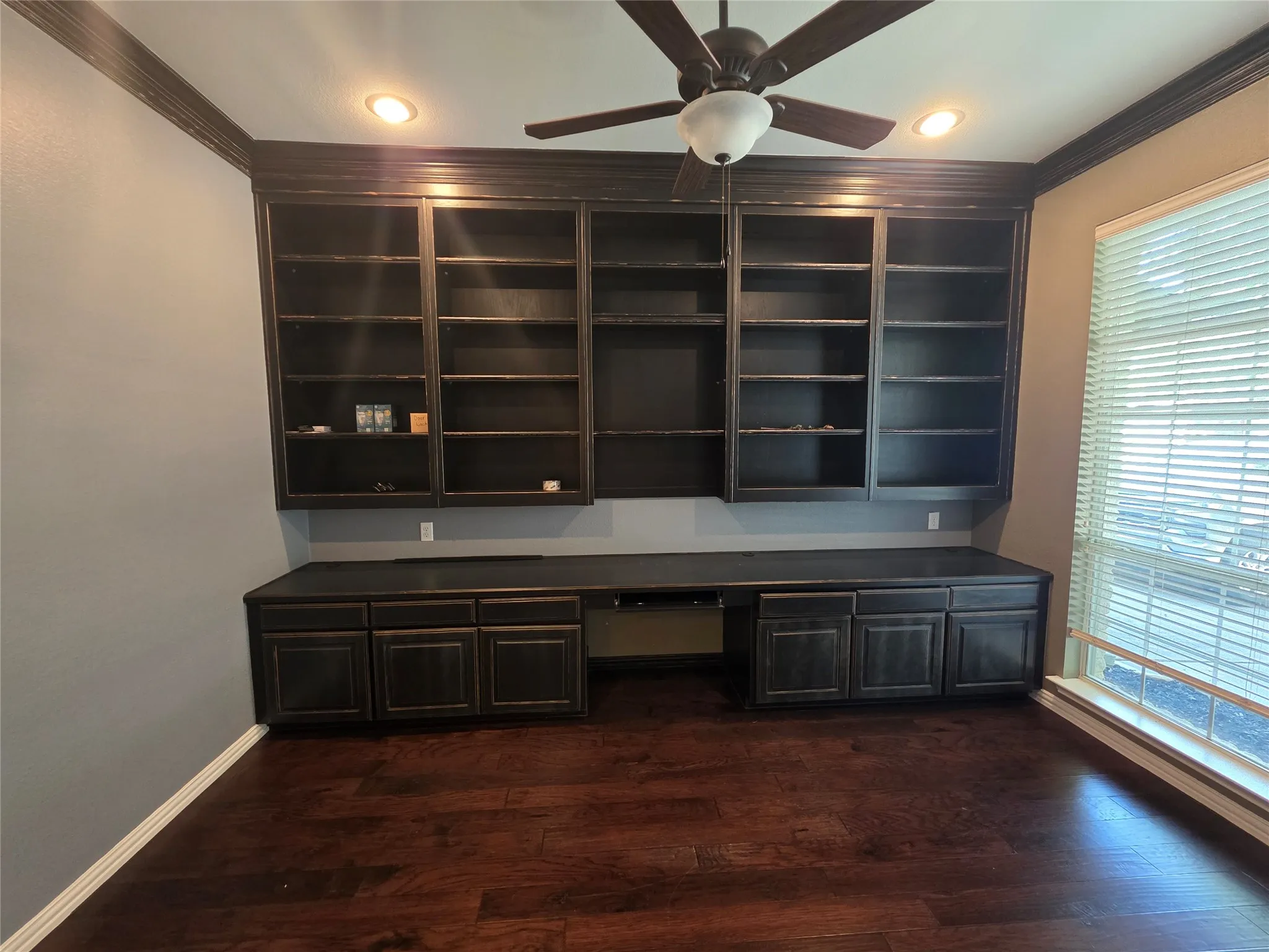 Single Family Residence For Rent in Tarrant County , 2717 Cliffwood Drive, Grapevine, Texas 76051, 4 Bedroom, 3 Bathroom, 3 Garage spaces, 2,502 Sqft, built in 2000, mls#21347889, Real Estate Agent in Grapevine, Homes For Rent in Tarrant county, Homes For Rent in Grapevine, Realtor in Grapevine Texas, Real Estate Brokerage Independent Realty Texas, Luminita Cordes Realtor