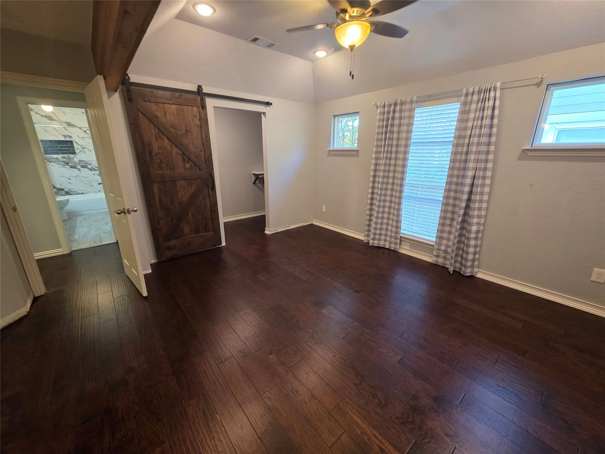 Single Family Residence For Rent in Tarrant County , 2717 Cliffwood Drive, Grapevine, Texas 76051, 4 Bedroom, 3 Bathroom, 3 Garage spaces, 2,502 Sqft, built in 2000, mls#21347889, Real Estate Agent in Grapevine, Homes For Rent in Tarrant county, Homes For Rent in Grapevine, Realtor in Grapevine Texas, Real Estate Brokerage Independent Realty Texas, Luminita Cordes Realtor