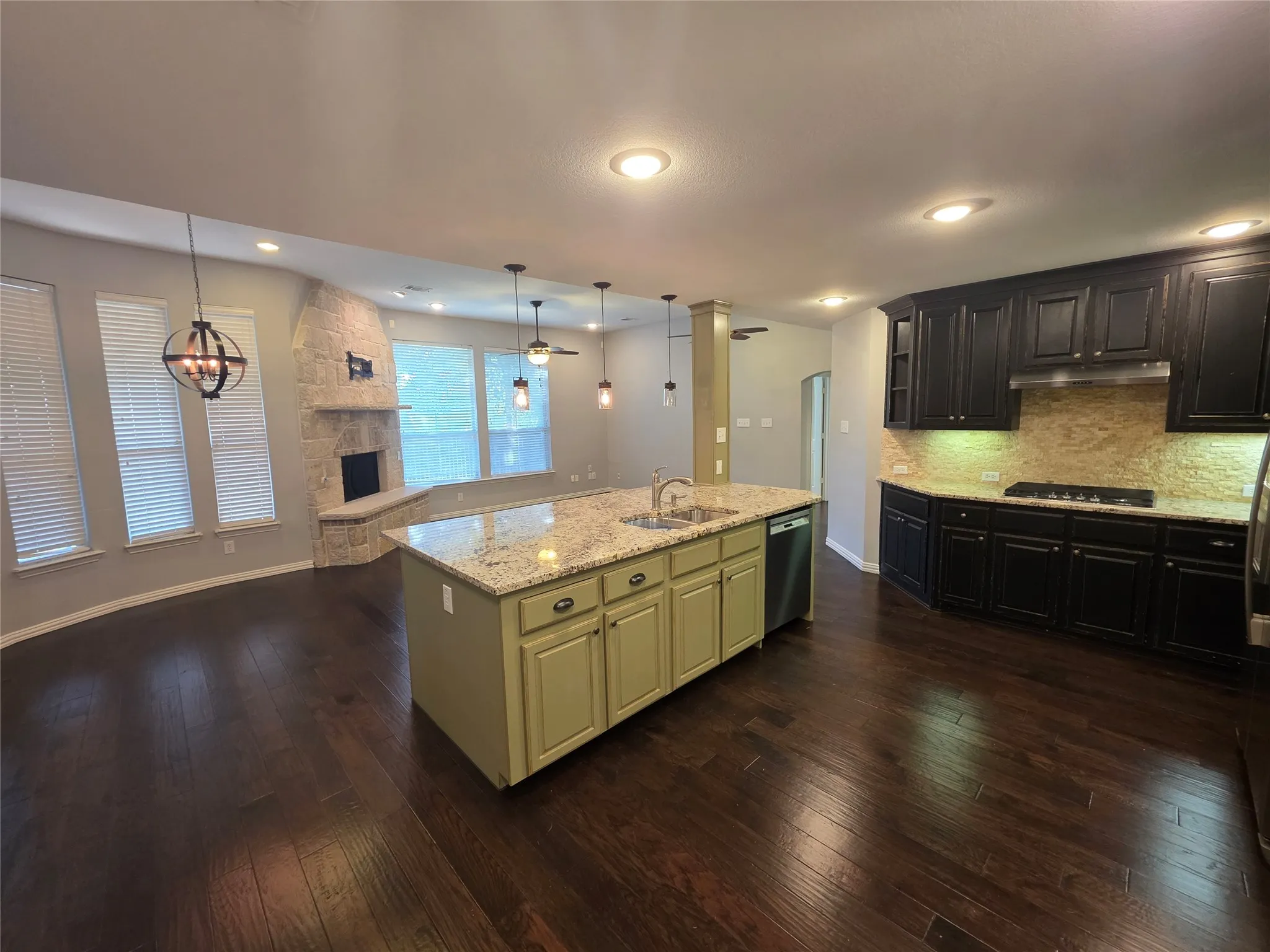 Single Family Residence For Rent in Tarrant County , 2717 Cliffwood Drive, Grapevine, Texas 76051, 4 Bedroom, 3 Bathroom, 3 Garage spaces, 2,502 Sqft, built in 2000, mls#21347889, Real Estate Agent in Grapevine, Homes For Rent in Tarrant county, Homes For Rent in Grapevine, Realtor in Grapevine Texas, Real Estate Brokerage Independent Realty Texas, Luminita Cordes Realtor