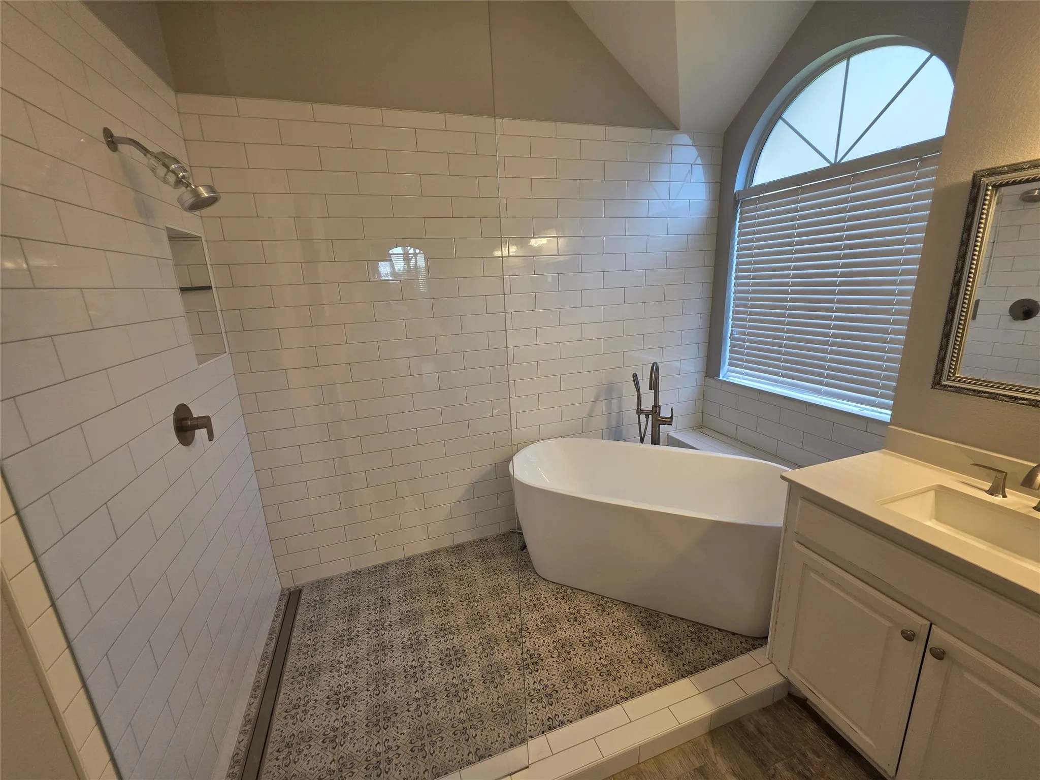 Single Family Residence For Rent in Tarrant County , 2717 Cliffwood Drive, Grapevine, Texas 76051, 4 Bedroom, 3 Bathroom, 3 Garage spaces, 2,502 Sqft, built in 2000, mls#21347889, Real Estate Agent in Grapevine, Homes For Rent in Tarrant county, Homes For Rent in Grapevine, Realtor in Grapevine Texas, Real Estate Brokerage Independent Realty Texas, Luminita Cordes Realtor