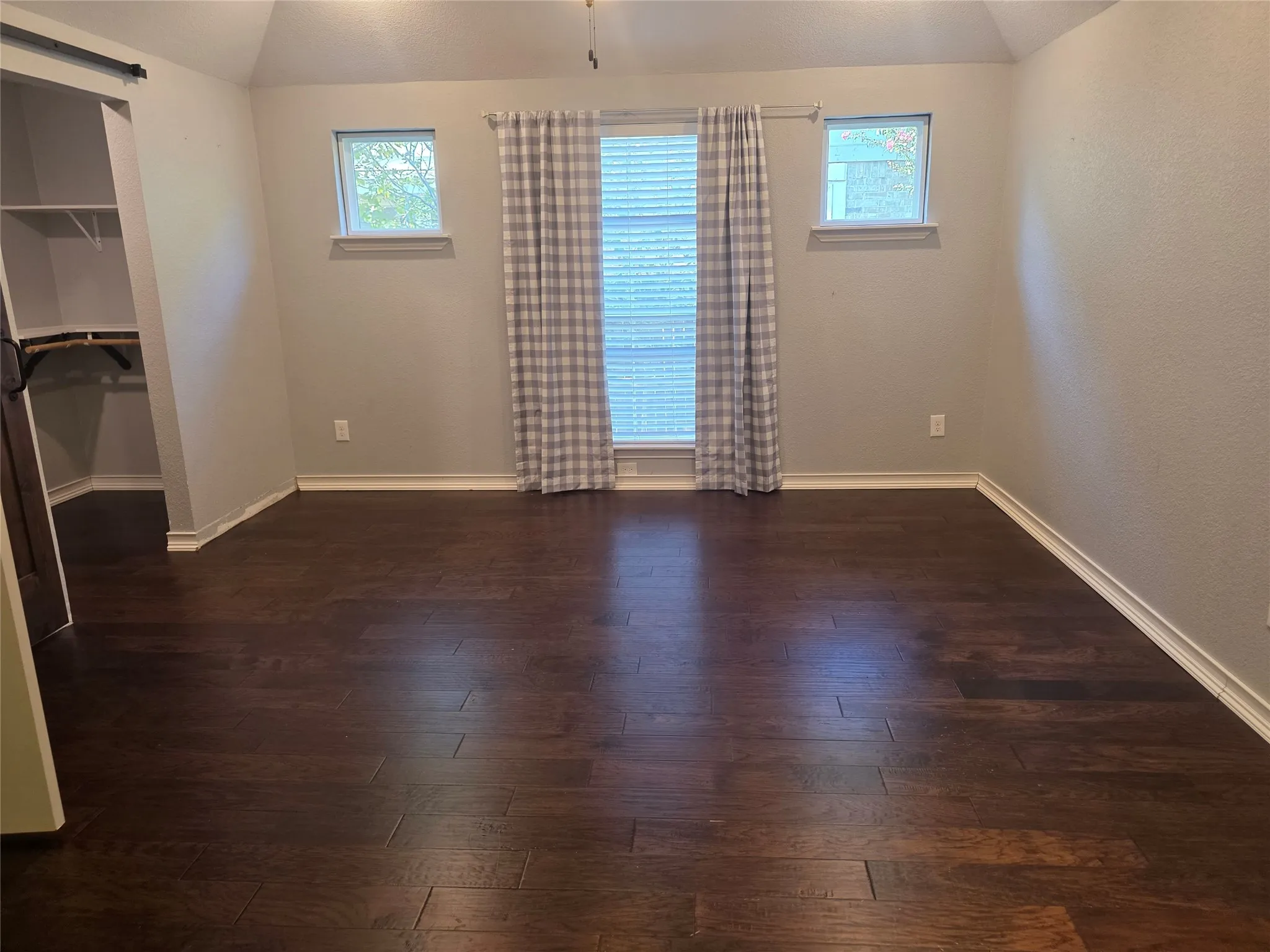 Single Family Residence For Rent in Tarrant County , 2717 Cliffwood Drive, Grapevine, Texas 76051, 4 Bedroom, 3 Bathroom, 3 Garage spaces, 2,502 Sqft, built in 2000, mls#21347889, Real Estate Agent in Grapevine, Homes For Rent in Tarrant county, Homes For Rent in Grapevine, Realtor in Grapevine Texas, Real Estate Brokerage Independent Realty Texas, Luminita Cordes Realtor