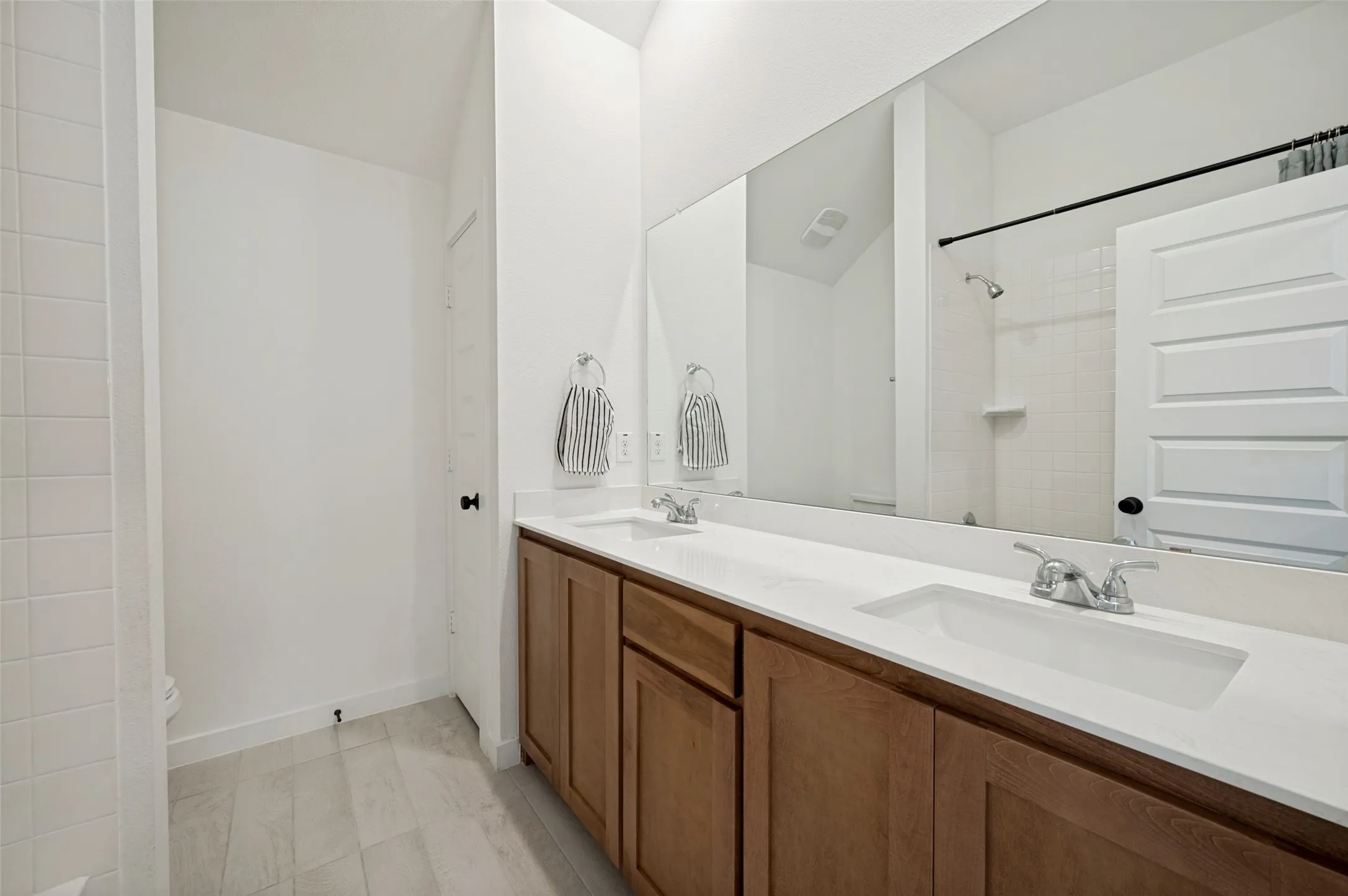Single Family Residence For Sale in Collin County , 809 Isabel Street, Celina, Texas 75009, 4 Bedroom, 3 Bathroom, 2 Garage spaces, 2,997 Sqft, built in 2023, Price $579,000, mls#21350943, Real Estate Agent in Celina, Homes For Sale in Collin county, Homes For Sale in Celina, Realtor in Celina Texas, Real Estate Brokerage Independent Realty Texas, Luminita Cordes Realtor