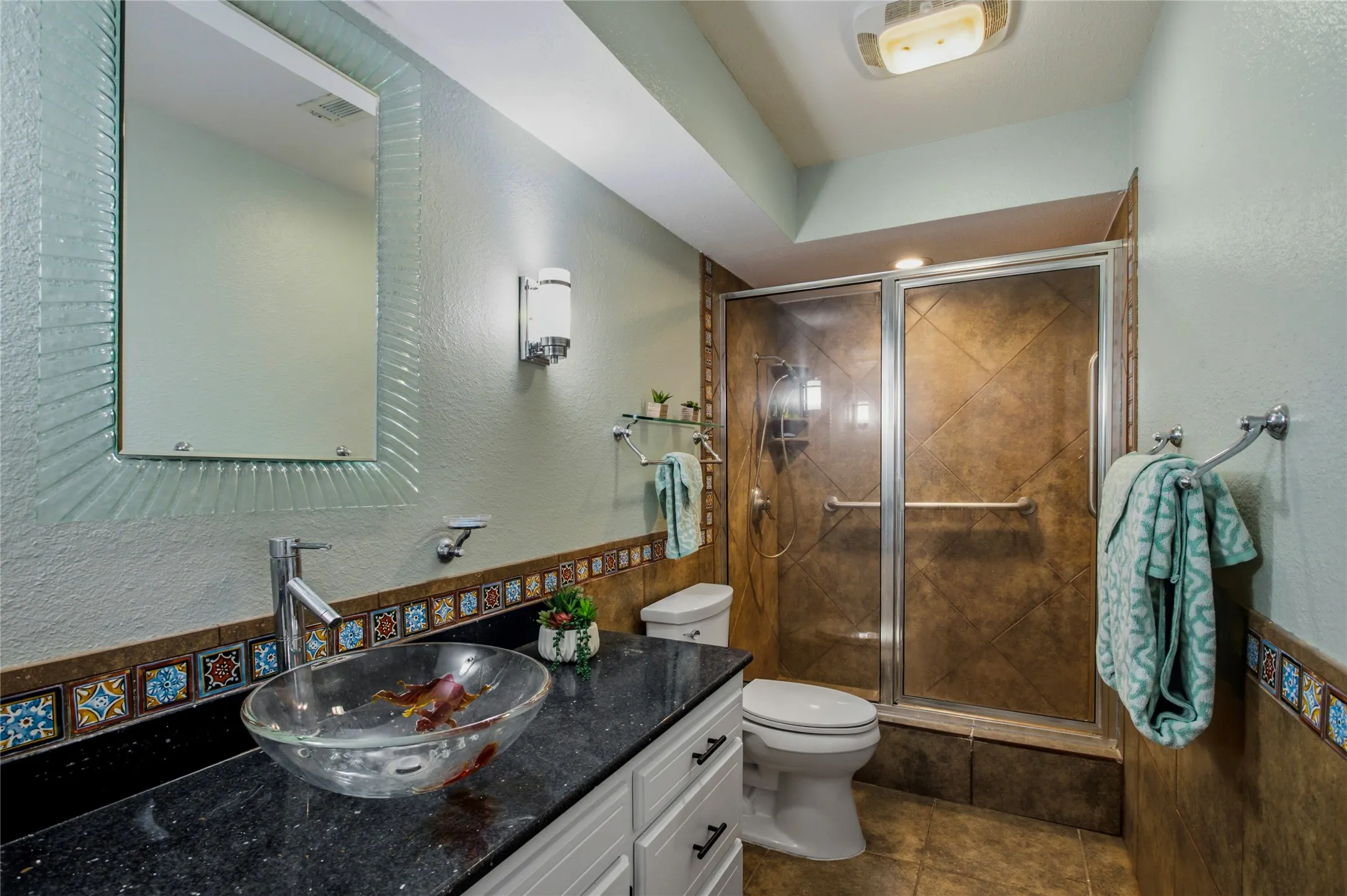 Between the two bedrooms, the secondary bathroom connects to the next room as well as to the hallway.