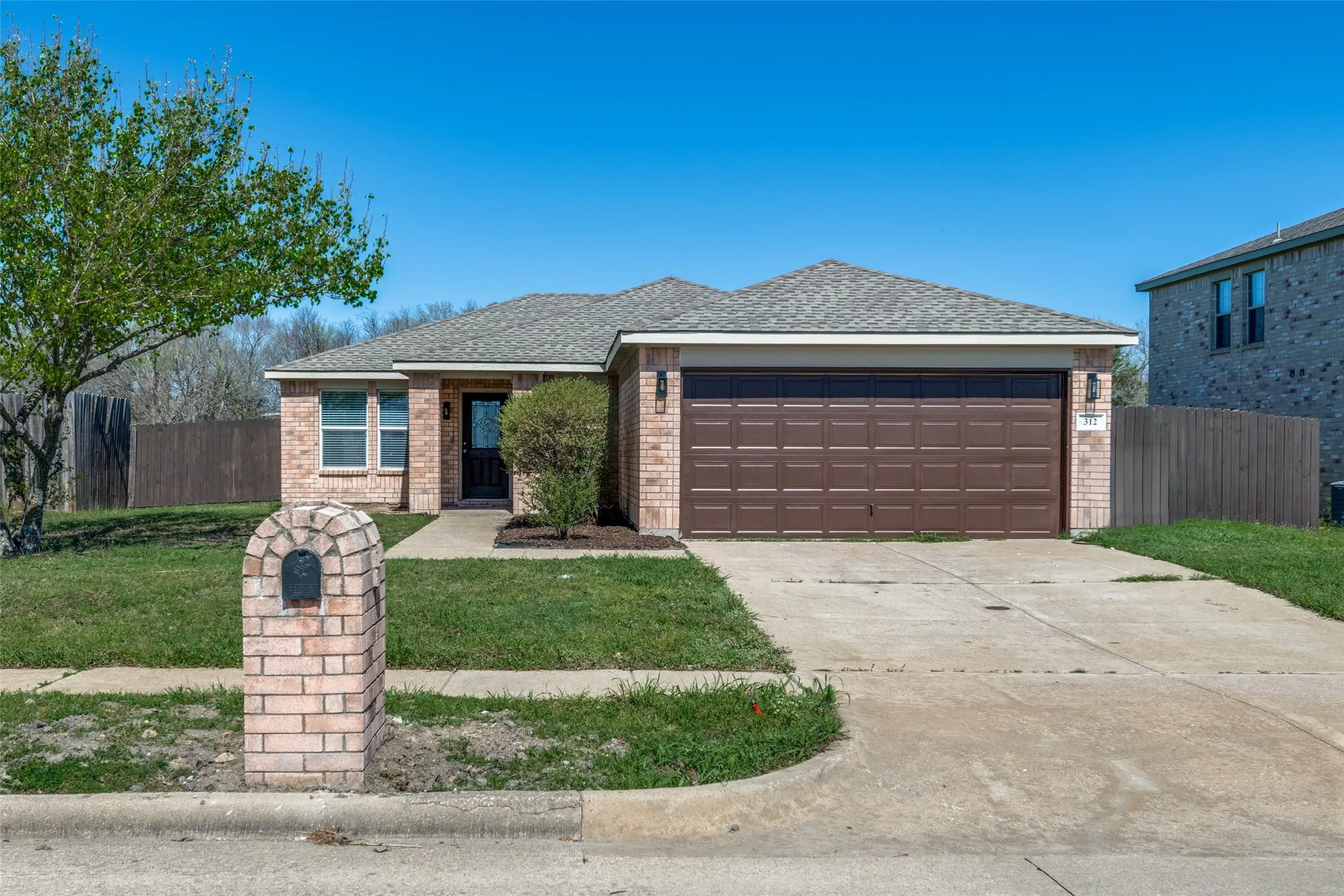 Single Family Residence For Rent in Kaufman County , 312 Stanford, Forney, Texas 75126, 3 Bedroom, 2 Bathroom, 2 Garage spaces, 1,474 Sqft, built in 2006, mls#21349839, Real Estate Agent in Forney, Homes For Rent in Kaufman county, Homes For Rent in Forney, Realtor in Forney Texas, Real Estate Brokerage Independent Realty Texas, Luminita Cordes Realtor