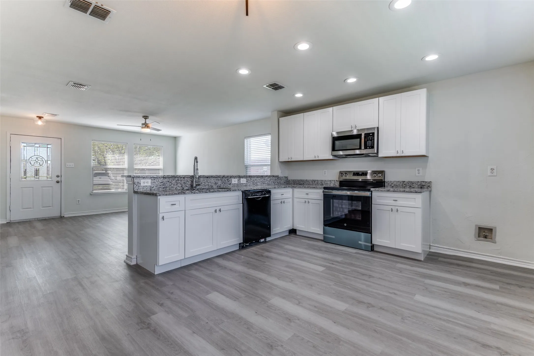 Single Family Residence For Rent in Kaufman County , 312 Stanford, Forney, Texas 75126, 3 Bedroom, 2 Bathroom, 2 Garage spaces, 1,474 Sqft, built in 2006, mls#21349839, Real Estate Agent in Forney, Homes For Rent in Kaufman county, Homes For Rent in Forney, Realtor in Forney Texas, Real Estate Brokerage Independent Realty Texas, Luminita Cordes Realtor
