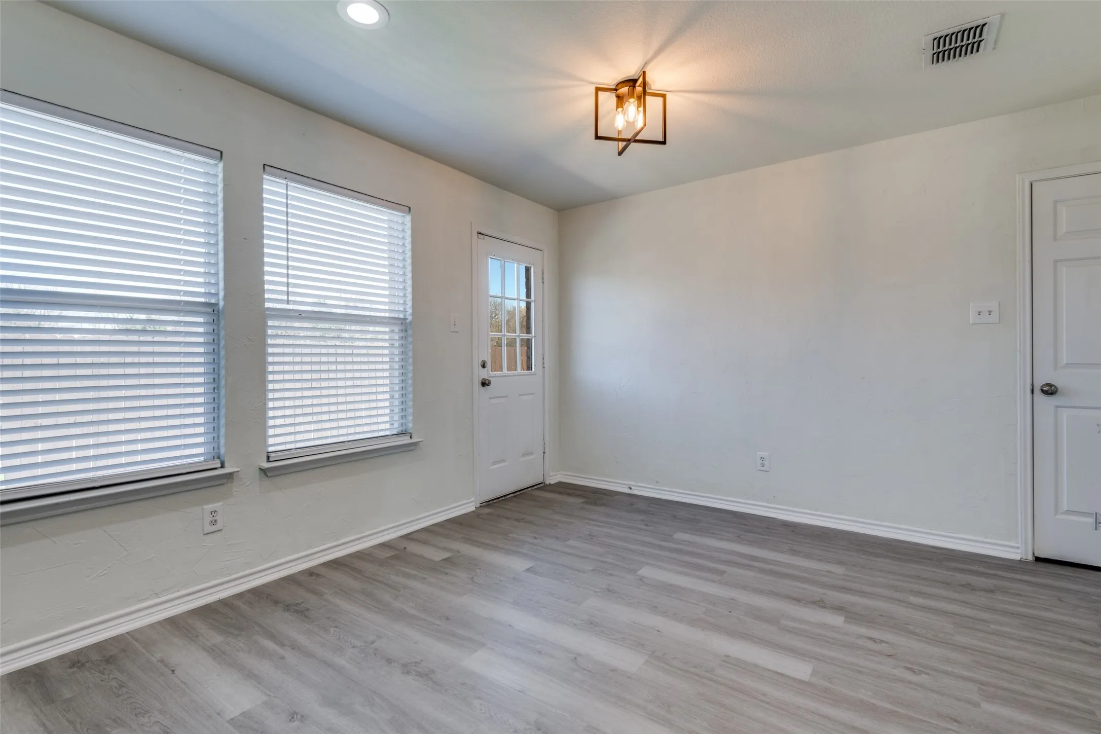 Single Family Residence For Rent in Kaufman County , 312 Stanford, Forney, Texas 75126, 3 Bedroom, 2 Bathroom, 2 Garage spaces, 1,474 Sqft, built in 2006, mls#21349839, Real Estate Agent in Forney, Homes For Rent in Kaufman county, Homes For Rent in Forney, Realtor in Forney Texas, Real Estate Brokerage Independent Realty Texas, Luminita Cordes Realtor
