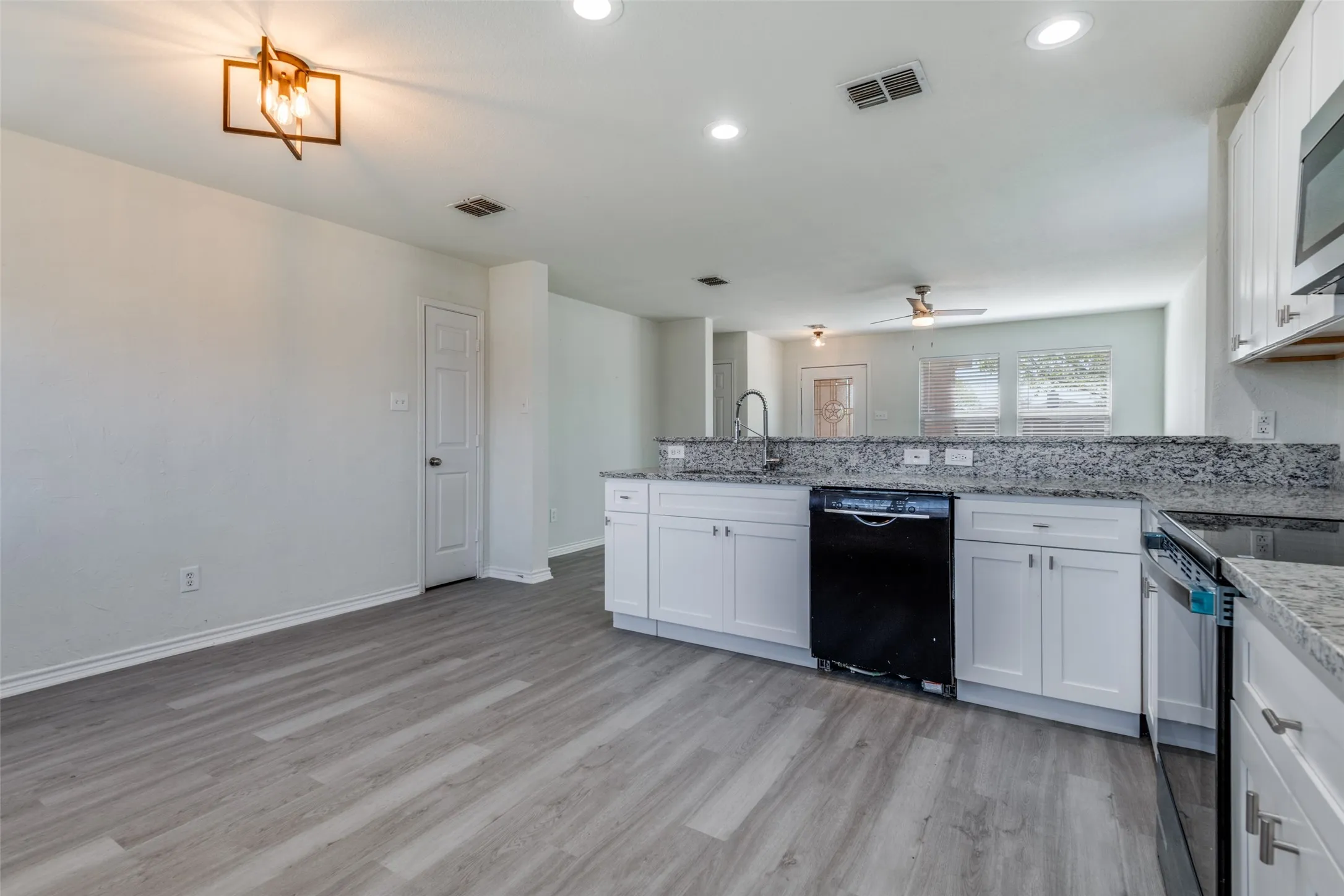 Single Family Residence For Rent in Kaufman County , 312 Stanford, Forney, Texas 75126, 3 Bedroom, 2 Bathroom, 2 Garage spaces, 1,474 Sqft, built in 2006, mls#21349839, Real Estate Agent in Forney, Homes For Rent in Kaufman county, Homes For Rent in Forney, Realtor in Forney Texas, Real Estate Brokerage Independent Realty Texas, Luminita Cordes Realtor
