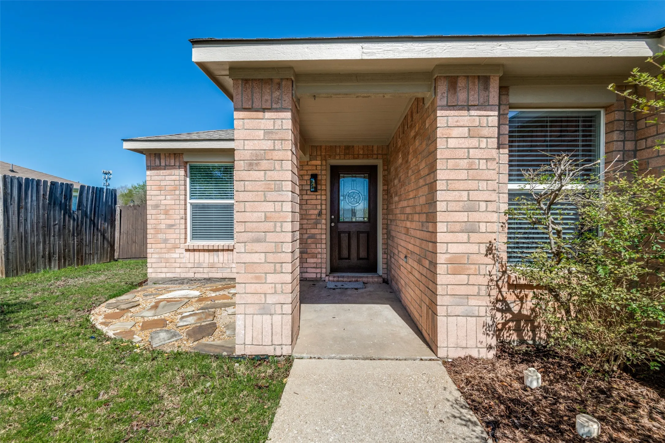 Single Family Residence For Rent in Kaufman County , 312 Stanford, Forney, Texas 75126, 3 Bedroom, 2 Bathroom, 2 Garage spaces, 1,474 Sqft, built in 2006, mls#21349839, Real Estate Agent in Forney, Homes For Rent in Kaufman county, Homes For Rent in Forney, Realtor in Forney Texas, Real Estate Brokerage Independent Realty Texas, Luminita Cordes Realtor