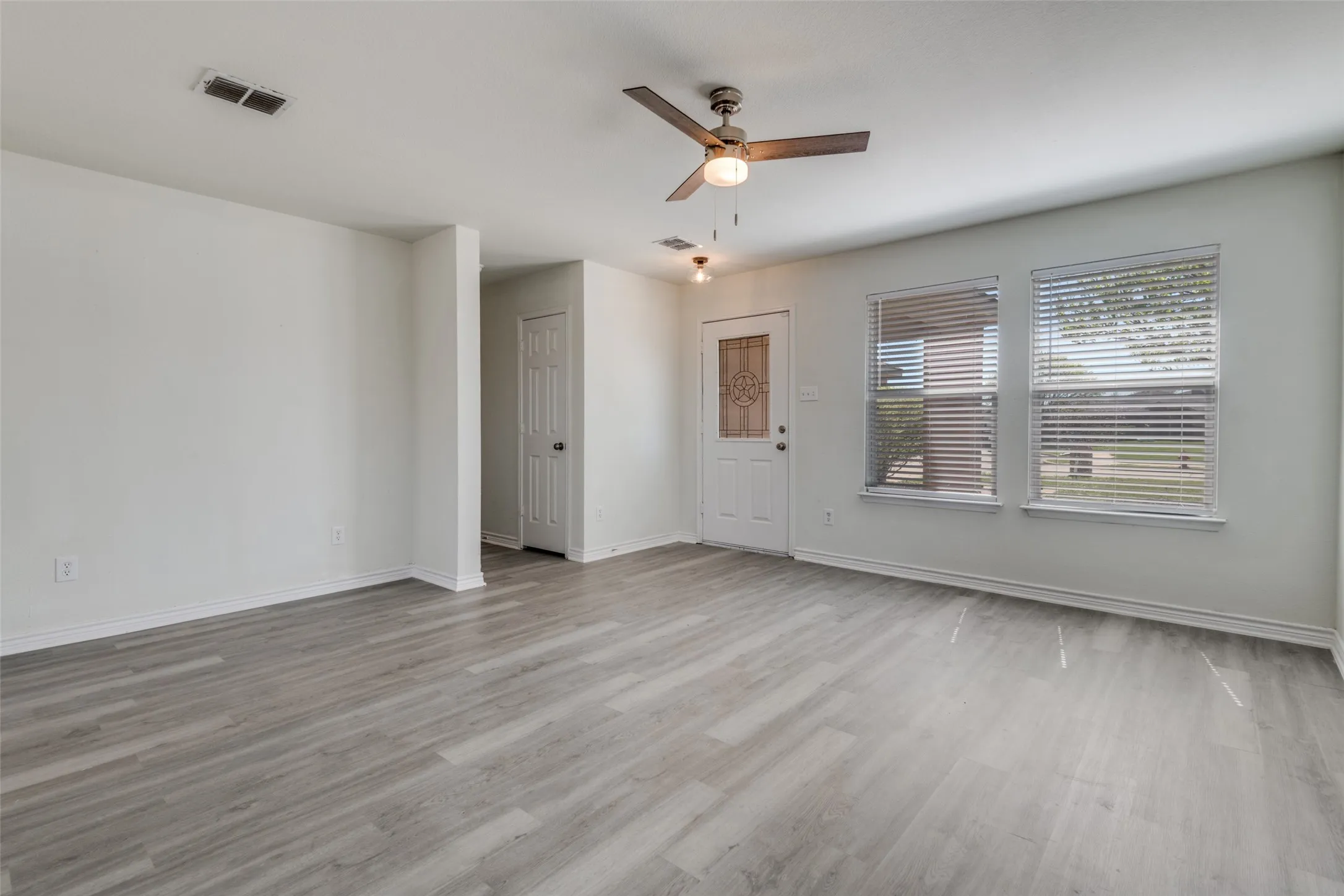 Single Family Residence For Rent in Kaufman County , 312 Stanford, Forney, Texas 75126, 3 Bedroom, 2 Bathroom, 2 Garage spaces, 1,474 Sqft, built in 2006, mls#21349839, Real Estate Agent in Forney, Homes For Rent in Kaufman county, Homes For Rent in Forney, Realtor in Forney Texas, Real Estate Brokerage Independent Realty Texas, Luminita Cordes Realtor