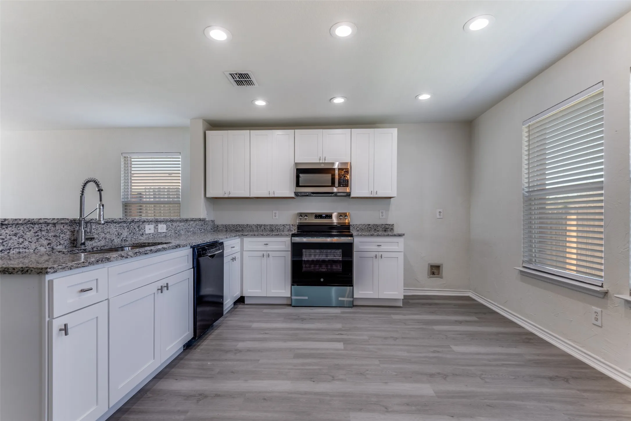 Single Family Residence For Rent in Kaufman County , 312 Stanford, Forney, Texas 75126, 3 Bedroom, 2 Bathroom, 2 Garage spaces, 1,474 Sqft, built in 2006, mls#21349839, Real Estate Agent in Forney, Homes For Rent in Kaufman county, Homes For Rent in Forney, Realtor in Forney Texas, Real Estate Brokerage Independent Realty Texas, Luminita Cordes Realtor
