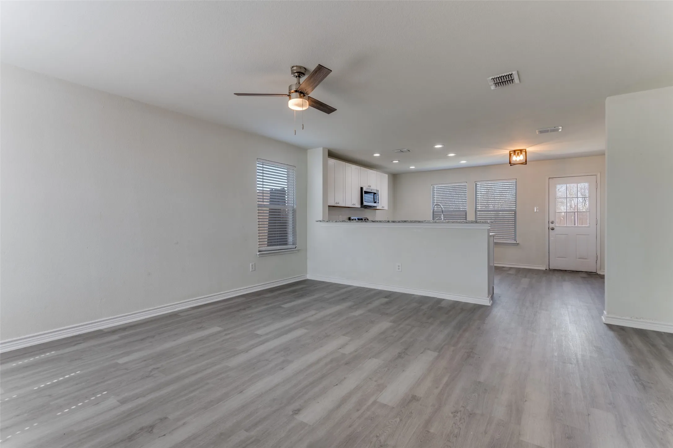 Single Family Residence For Rent in Kaufman County , 312 Stanford, Forney, Texas 75126, 3 Bedroom, 2 Bathroom, 2 Garage spaces, 1,474 Sqft, built in 2006, mls#21349839, Real Estate Agent in Forney, Homes For Rent in Kaufman county, Homes For Rent in Forney, Realtor in Forney Texas, Real Estate Brokerage Independent Realty Texas, Luminita Cordes Realtor