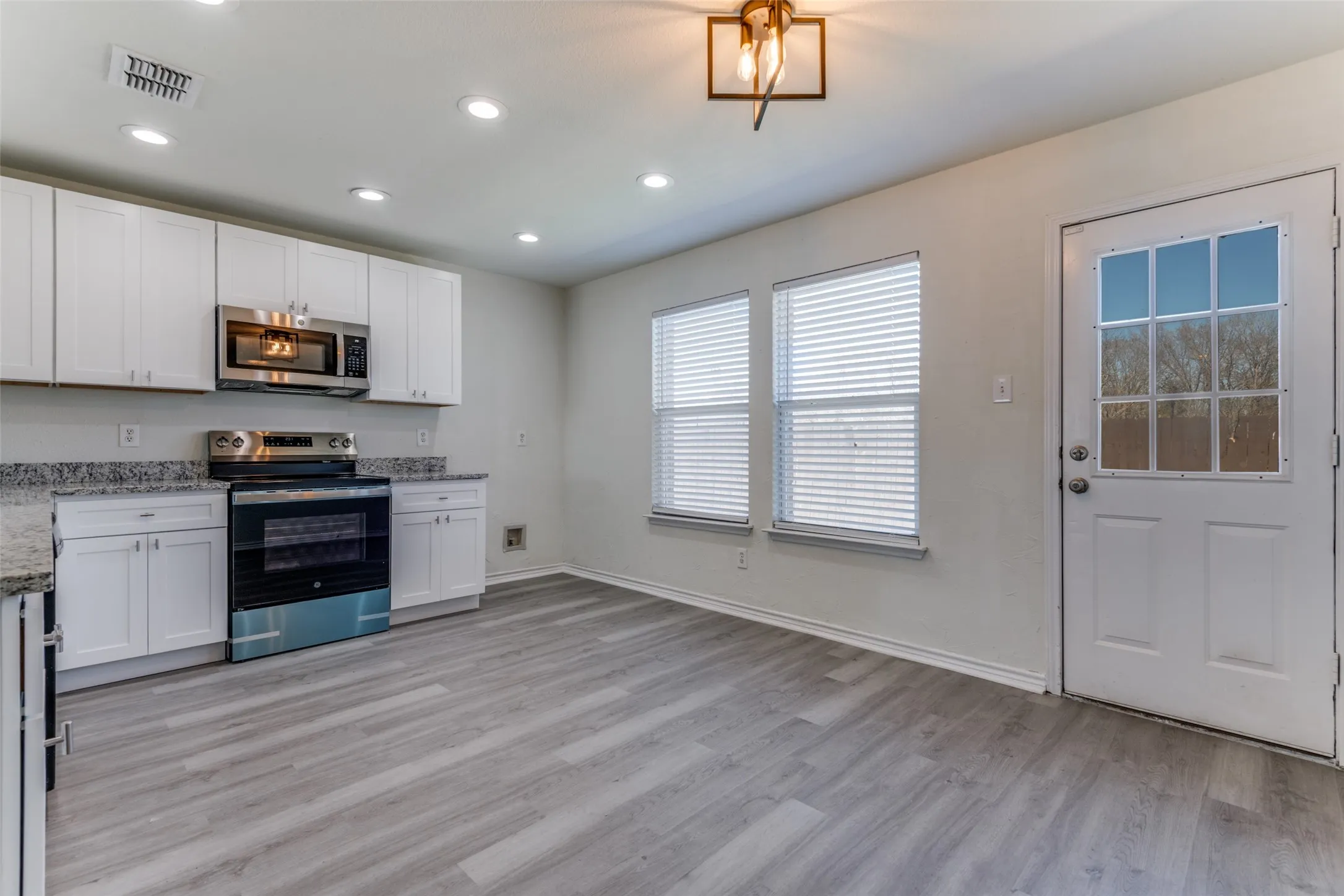Single Family Residence For Rent in Kaufman County , 312 Stanford, Forney, Texas 75126, 3 Bedroom, 2 Bathroom, 2 Garage spaces, 1,474 Sqft, built in 2006, mls#21349839, Real Estate Agent in Forney, Homes For Rent in Kaufman county, Homes For Rent in Forney, Realtor in Forney Texas, Real Estate Brokerage Independent Realty Texas, Luminita Cordes Realtor