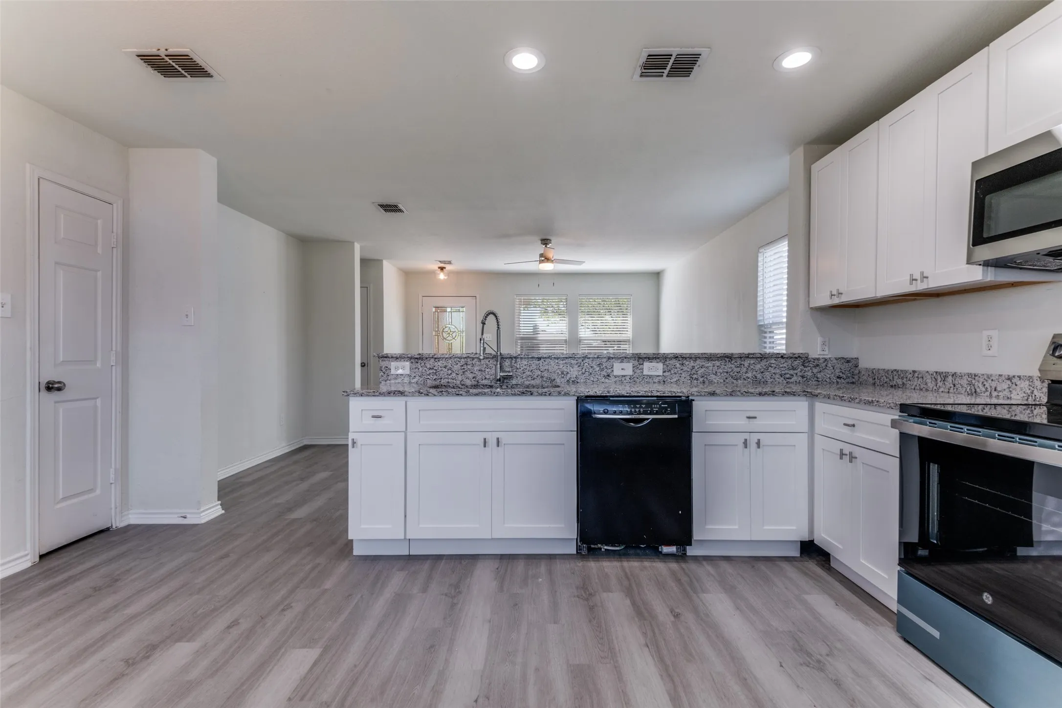 Single Family Residence For Rent in Kaufman County , 312 Stanford, Forney, Texas 75126, 3 Bedroom, 2 Bathroom, 2 Garage spaces, 1,474 Sqft, built in 2006, mls#21349839, Real Estate Agent in Forney, Homes For Rent in Kaufman county, Homes For Rent in Forney, Realtor in Forney Texas, Real Estate Brokerage Independent Realty Texas, Luminita Cordes Realtor