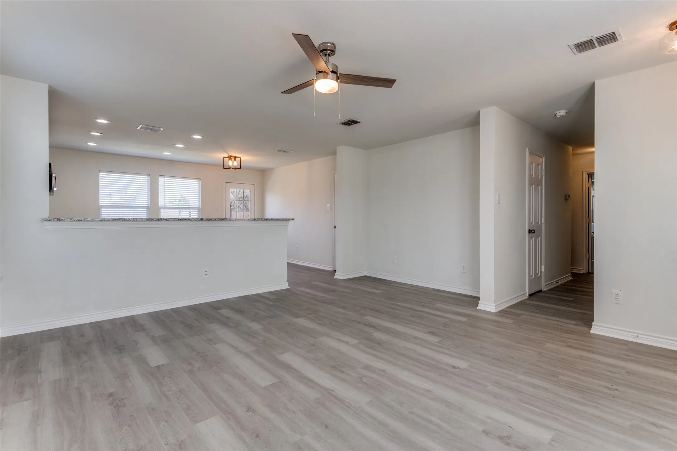 Single Family Residence For Rent in Kaufman County , 312 Stanford, Forney, Texas 75126, 3 Bedroom, 2 Bathroom, 2 Garage spaces, 1,474 Sqft, built in 2006, mls#21349839, Real Estate Agent in Forney, Homes For Rent in Kaufman county, Homes For Rent in Forney, Realtor in Forney Texas, Real Estate Brokerage Independent Realty Texas, Luminita Cordes Realtor