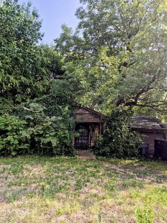 Single Family Residence For Sale in Dallas County , 3634 Durango Drive, Dallas, Texas 75220, 3 Bedrooms, 1 Bathroom, 1 Garage spaces, 1,215 Sqft, built in 1946, Price $340,000, mls#21350973, Real Estate Agent in Dallas, Homes For Sale in Dallas county, Homes For Sale in Dallas, Realtor in Dallas Texas, Real Estate Brokerage Independent Realty Texas, Luminita Cordes Realtor