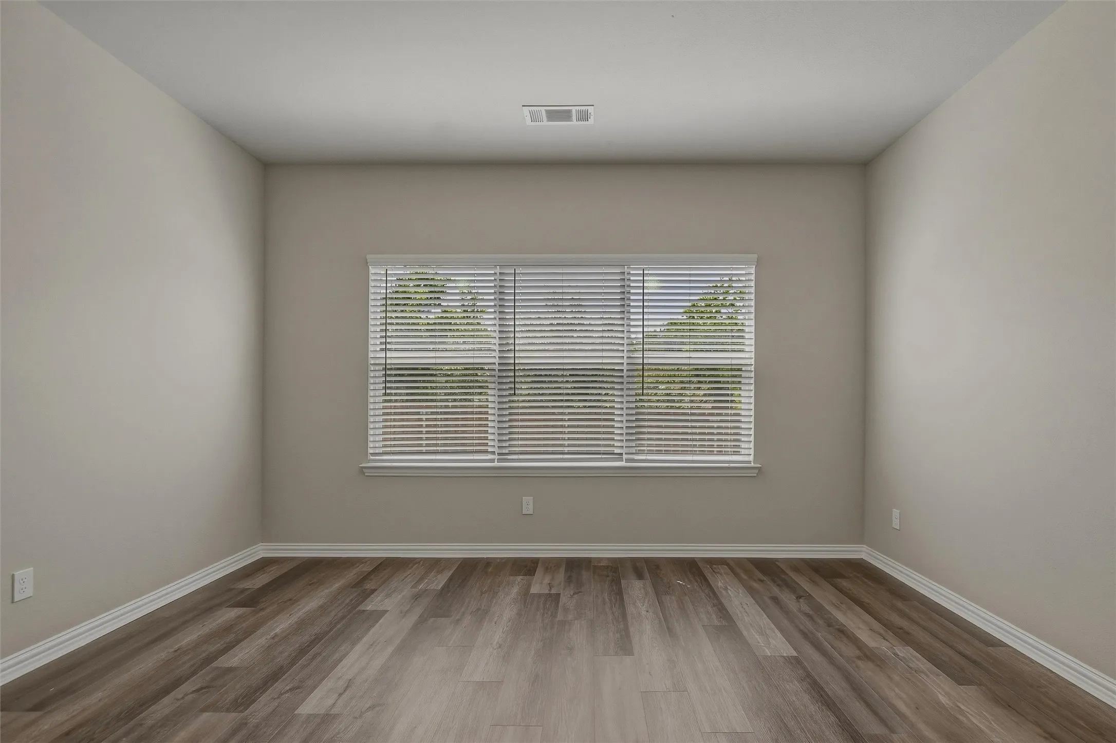 Single Family Residence For Rent in Hunt County , 3314 Gordon Street, Greenville, Texas 75401, 3 Bedroom, 2 Bathroom, 2 Garage spaces, 1,561 Sqft, built in 2022, mls#21350974, Real Estate Agent in Greenville, Homes For Rent in Hunt county, Homes For Rent in Greenville, Realtor in Greenville Texas, Real Estate Brokerage Independent Realty Texas, Luminita Cordes Realtor