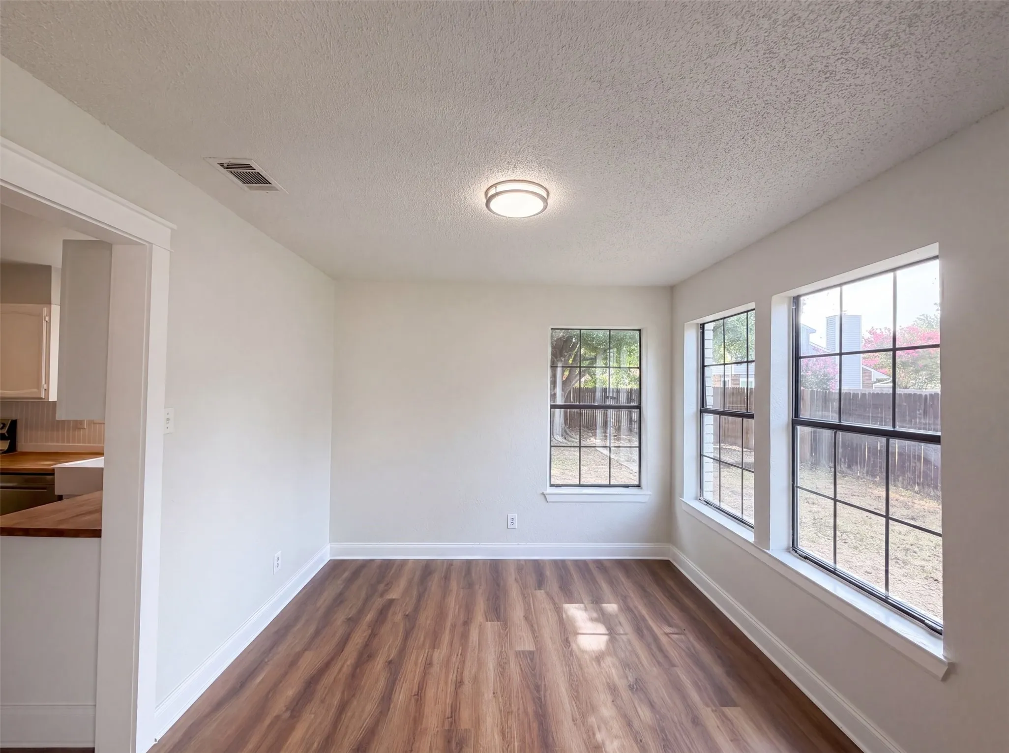 Single Family Residence For Sale in Denton County , 3610 Clearview Drive, Corinth, Texas 76210, 3 Bedroom, 3 Bathroom, 2 Garage spaces, 1,650 Sqft, built in 1985, mls#21350975, Real Estate Agent in Corinth, Homes For Sale in Denton county, Homes For Sale in Corinth, Realtor in Corinth Texas, Real Estate Brokerage Independent Realty Texas, Luminita Cordes Realtor