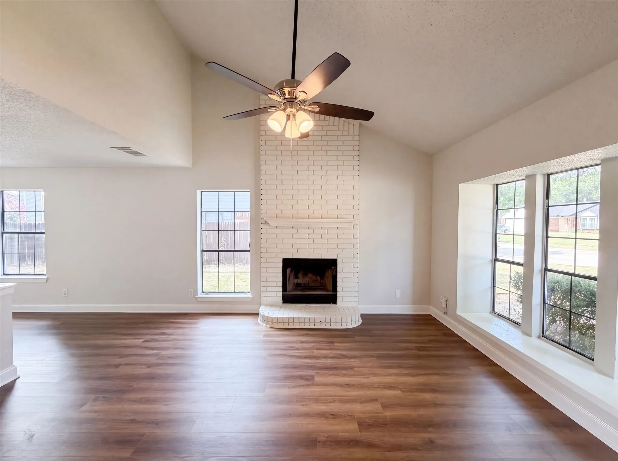 Single Family Residence For Sale in Denton County , 3610 Clearview Drive, Corinth, Texas 76210, 3 Bedroom, 3 Bathroom, 2 Garage spaces, 1,650 Sqft, built in 1985, mls#21350975, Real Estate Agent in Corinth, Homes For Sale in Denton county, Homes For Sale in Corinth, Realtor in Corinth Texas, Real Estate Brokerage Independent Realty Texas, Luminita Cordes Realtor