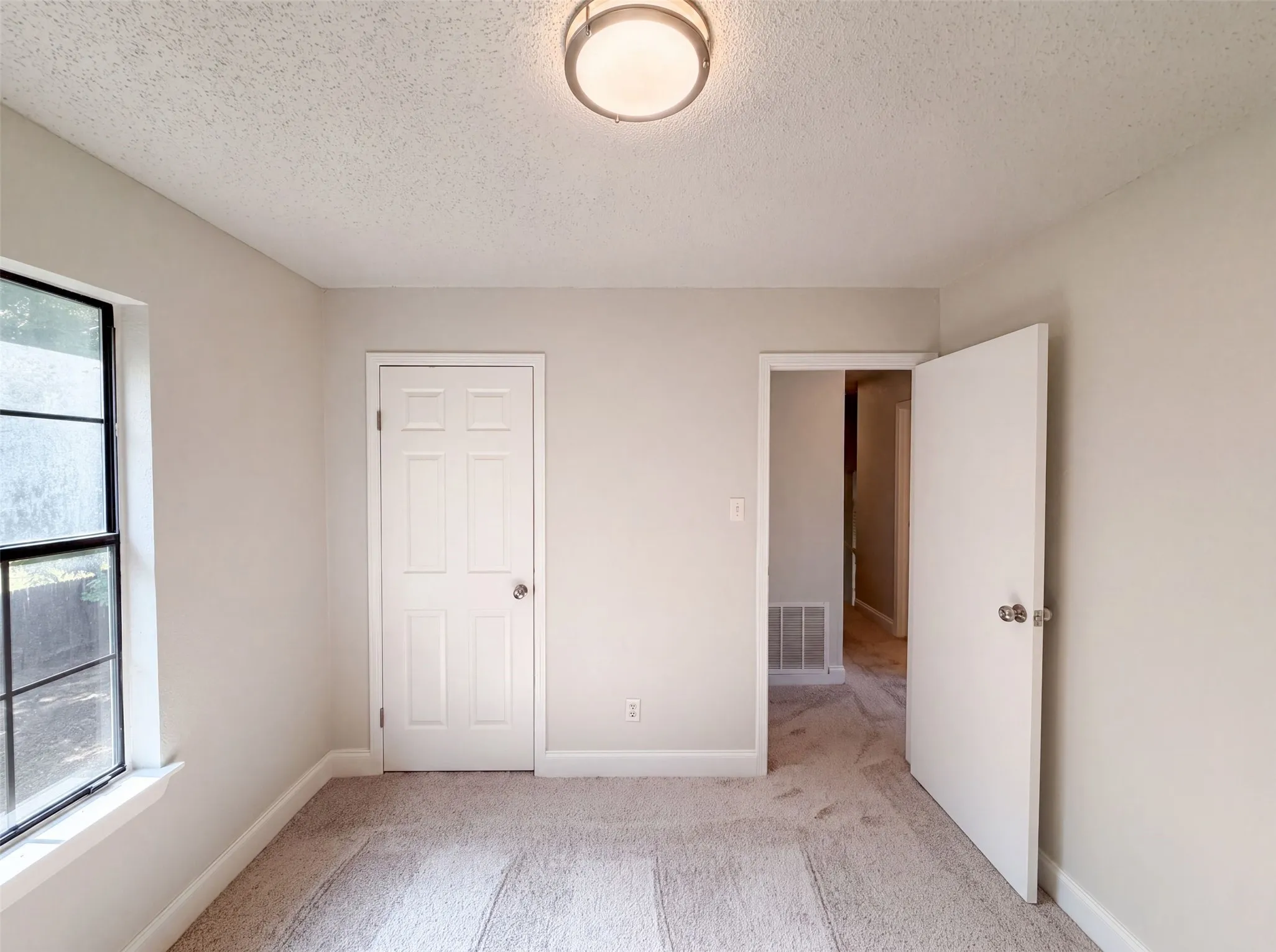 Single Family Residence For Sale in Denton County , 3610 Clearview Drive, Corinth, Texas 76210, 3 Bedroom, 3 Bathroom, 2 Garage spaces, 1,650 Sqft, built in 1985, mls#21350975, Real Estate Agent in Corinth, Homes For Sale in Denton county, Homes For Sale in Corinth, Realtor in Corinth Texas, Real Estate Brokerage Independent Realty Texas, Luminita Cordes Realtor