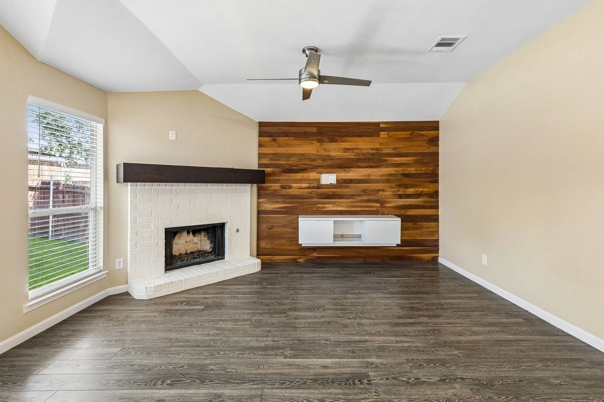 Single Family Residence For Rent in Collin County , 1001 Margaret Drive, Mc Kinney, Texas 75071, 3 Bedroom, 2 Bathroom, 2 Garage spaces, 1,622 Sqft, built in 2003, mls#21346092, Real Estate Agent in Mc Kinney, Homes For Rent in Collin county, Homes For Rent in Mc Kinney, Realtor in Mc Kinney Texas, Real Estate Brokerage Independent Realty Texas, Luminita Cordes Realtor