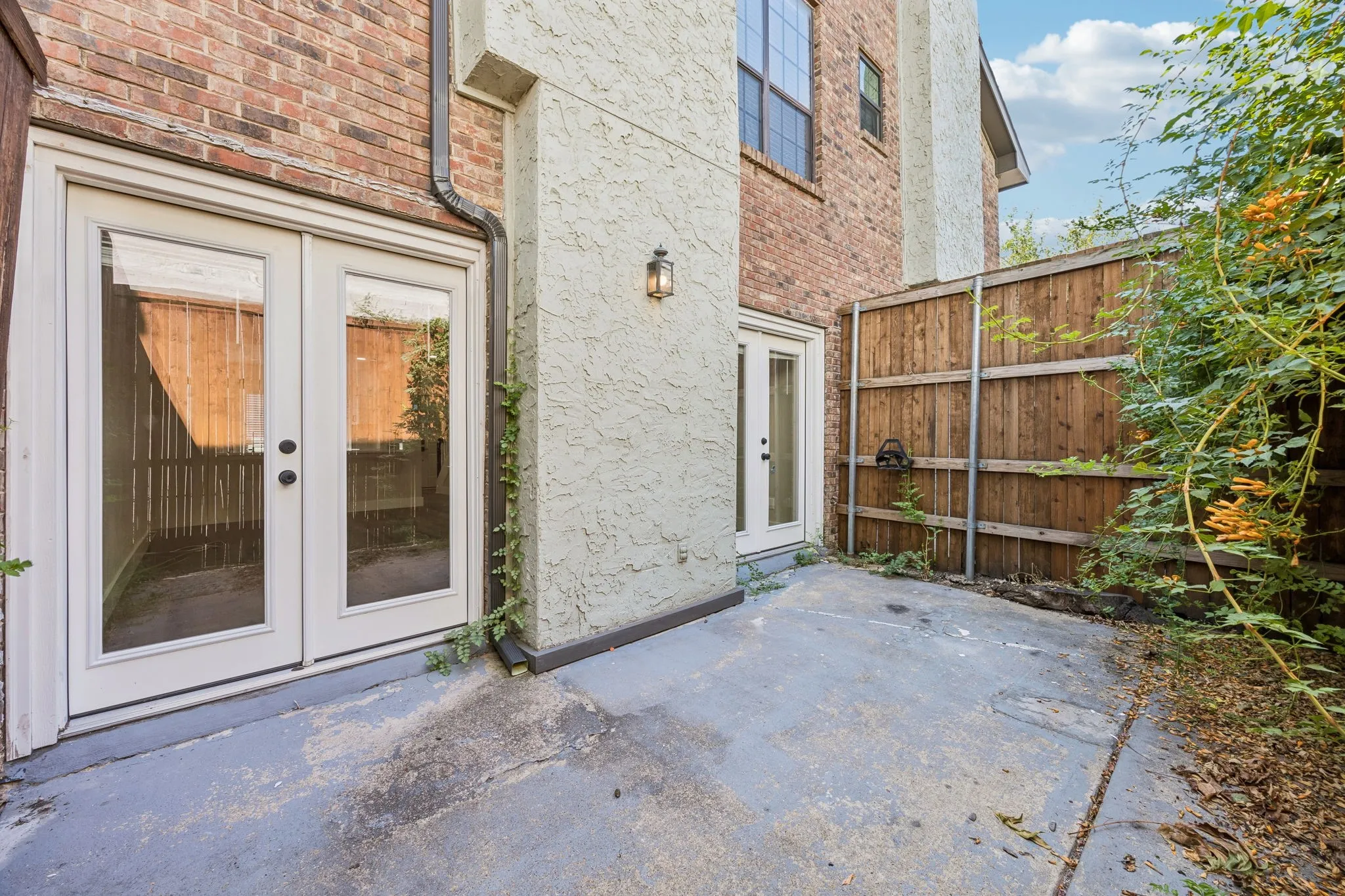 Condominium For Sale in Dallas County , 3904 Rawlins Street 116, Dallas, Texas 75219, 2 Bedroom, 3 Bathroom, Garage spaces, 1,101 Sqft, built in 1981, Price $315,000, mls#21347333, Real Estate Agent in Dallas, Homes For Sale in Dallas county, Homes For Sale in Dallas, Realtor in Dallas Texas, Real Estate Brokerage Independent Realty Texas, Luminita Cordes Realtor