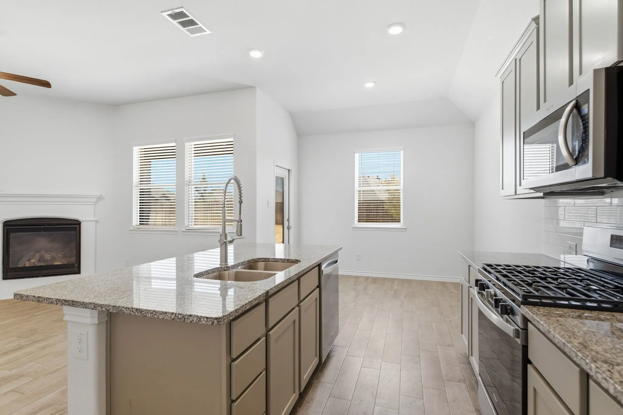Single Family Residence For Sale in Denton County , 3250 Hunters Glen Drive, Aubrey, Texas 76227, 3 Bedroom, 2 Bathroom, 2 Garage spaces, 1,523 Sqft, built in 2022, mls#21350980, Real Estate Agent in Aubrey, Homes For Sale in Denton county, Homes For Sale in Aubrey, Realtor in Aubrey Texas, Real Estate Brokerage Independent Realty Texas, Luminita Cordes Realtor