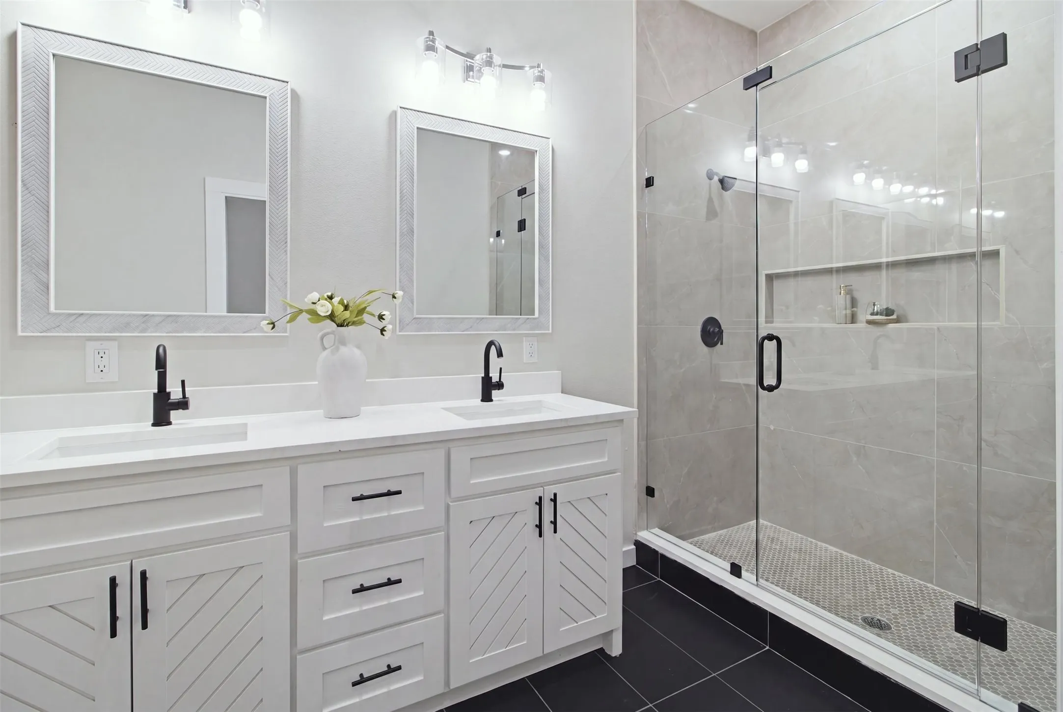 Enlarge shower with double shower heads