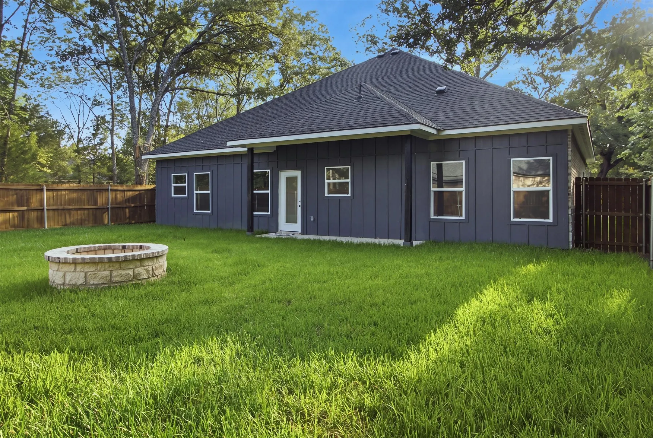 Single Family Residence For Sale in Henderson County , 108 Parkside Drive, Trinidad, Texas 75163, 3 Bedroom, 2 Bathroom, 2 Garage spaces, 1,500 Sqft, built in 2026, mls#21341077, Real Estate Agent in Trinidad, Homes For Sale in Henderson county, Homes For Sale in Trinidad, Realtor in Trinidad Texas, Real Estate Brokerage Independent Realty Texas, Luminita Cordes Realtor